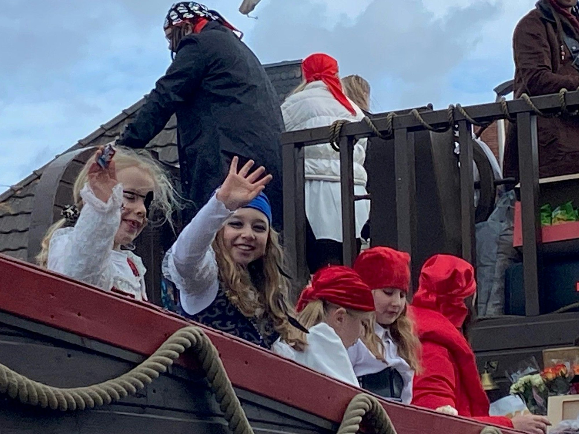 Auf dem Bild sind als Piraten kostümierte Mädchen zu sehen.