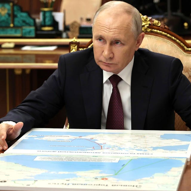 Wladimir Putin beim Studium einer Karte. Nach seinem Gespräch mit dem rechten US-Influencer Tucker Carlson wird der Kremlchef für seine historischen Ausführungen verspottet.