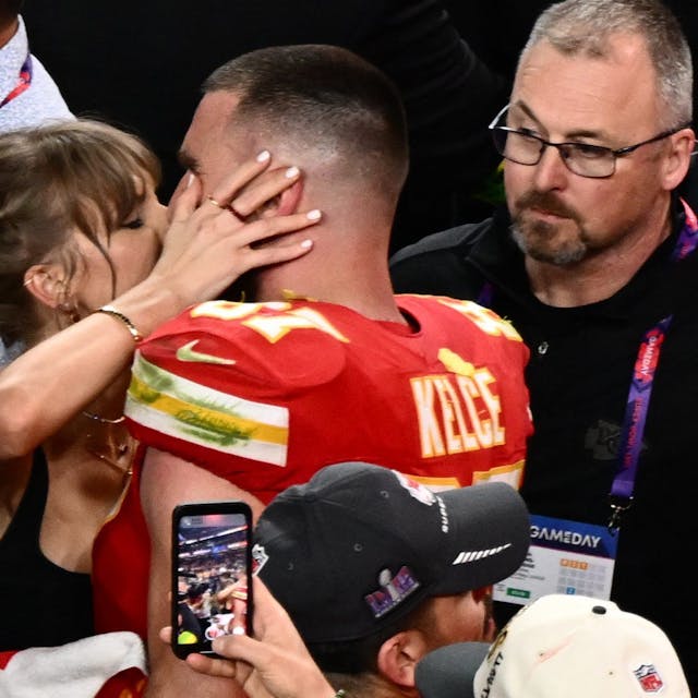 Alle Augen auf das Paar des Abends: US-Megastar und Superbowl-Sieger Travis Kelce (Kansas City Chiefs) küssen sich nach dem Superbowl.