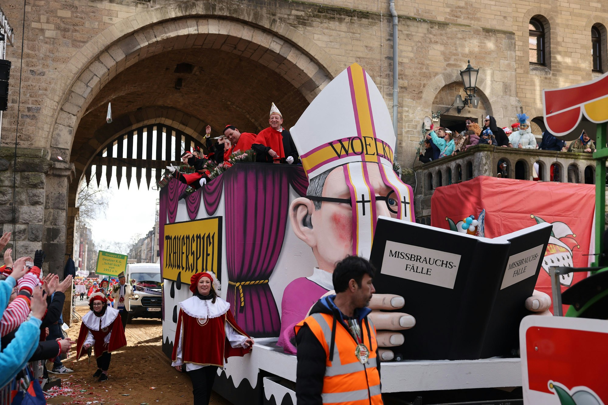Ein Motivwagen, der Kardinal Woelki mit einem Buch mit der Aufschrift „Missbrauchsfälle“ zeigen soll, fährt im Rosenmontagsumzug mit.