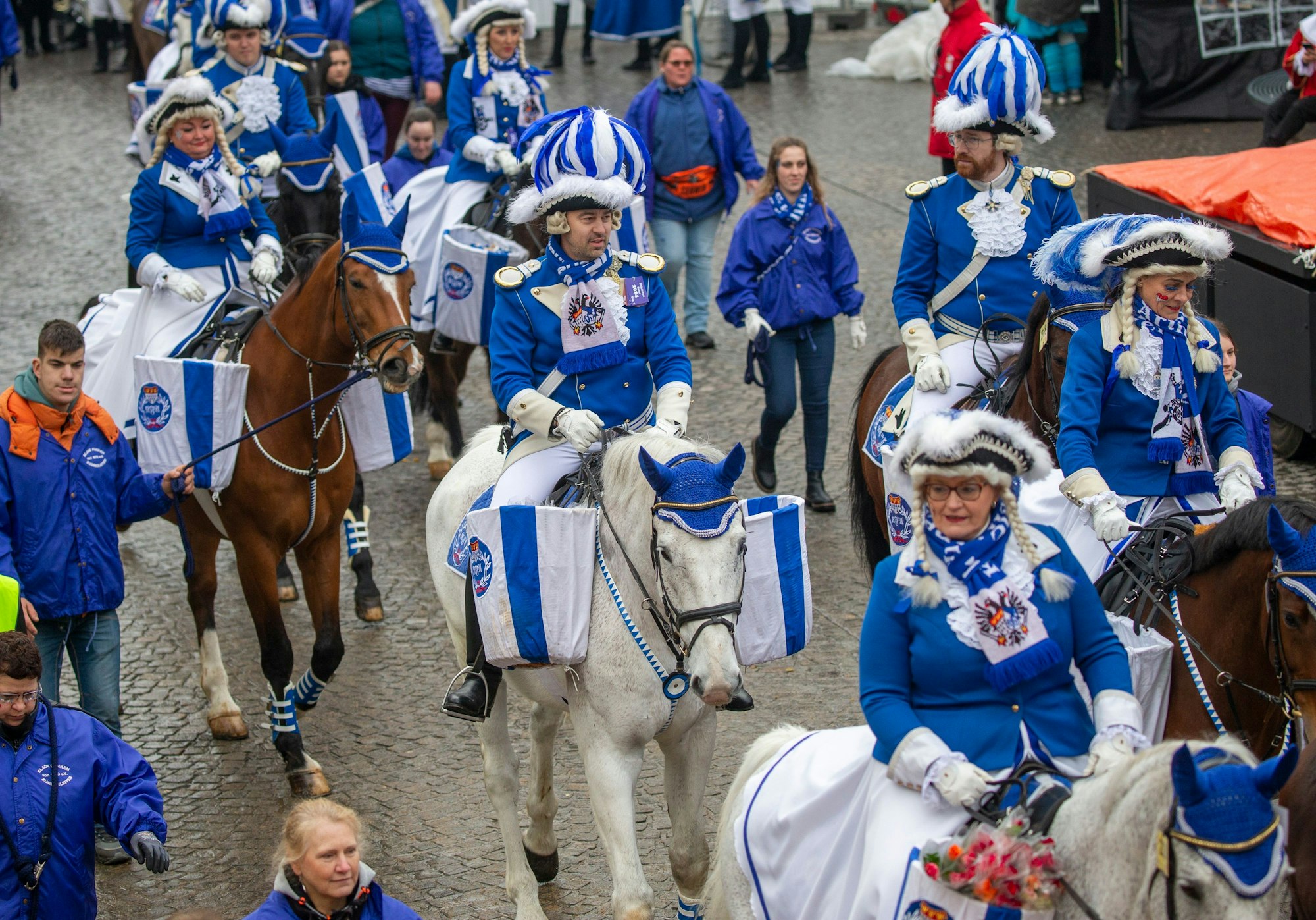 Die Blauen Funken mit Pferden im Kölner Zug.