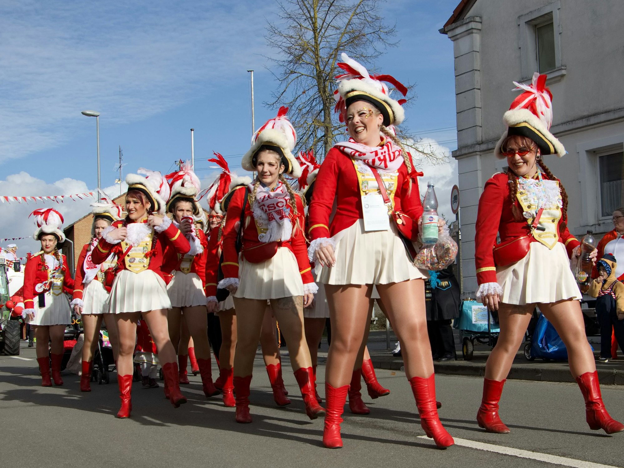 Die Funken gehören in Dom-Esch zum Karneval als Stimmungsmacher fest dazu. Ist der Karnevalsverein auch eine fast reine Männergesellschaft, haben die Frauen doch ihren festen Platz beim Umzug und bei den Festivitäten.