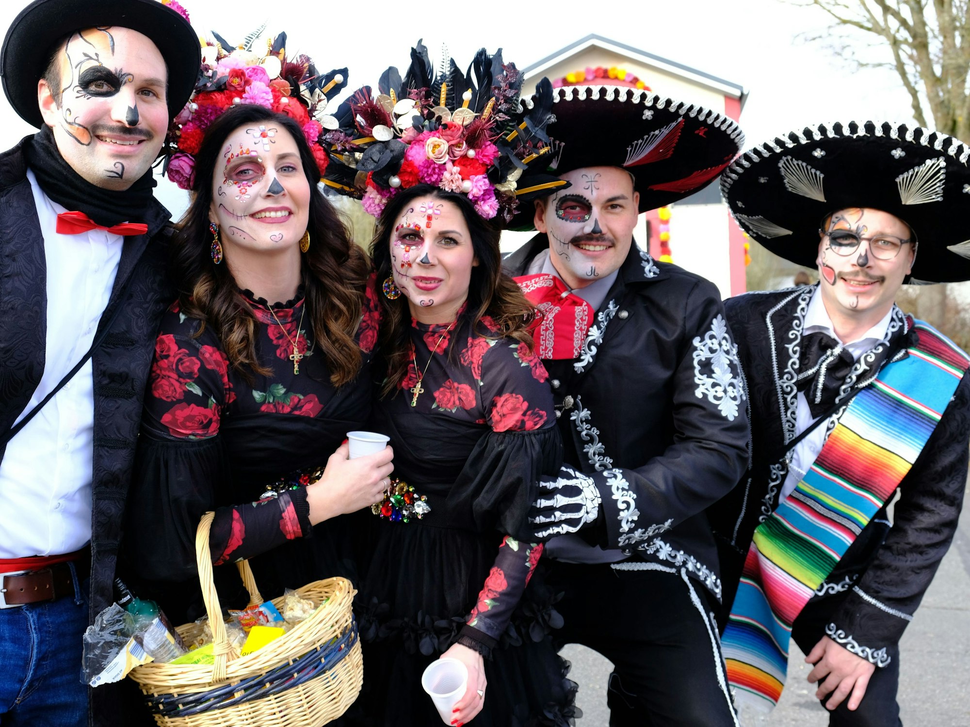 Die Genussfreunde aus Wahlen feierten beim Rosenmontagszug in Sistig den mexikanischen Tag der Toten.