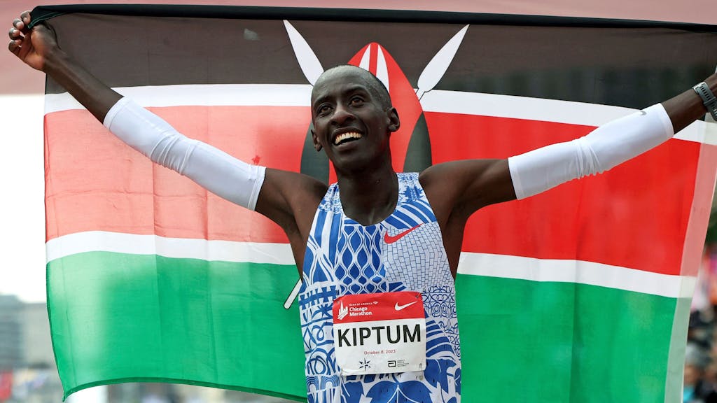 Kelvin Kiptum aus Kenia feiert seinen Weltrekordsieg beim Chicago-Marathon im Grant Park von Chicago.