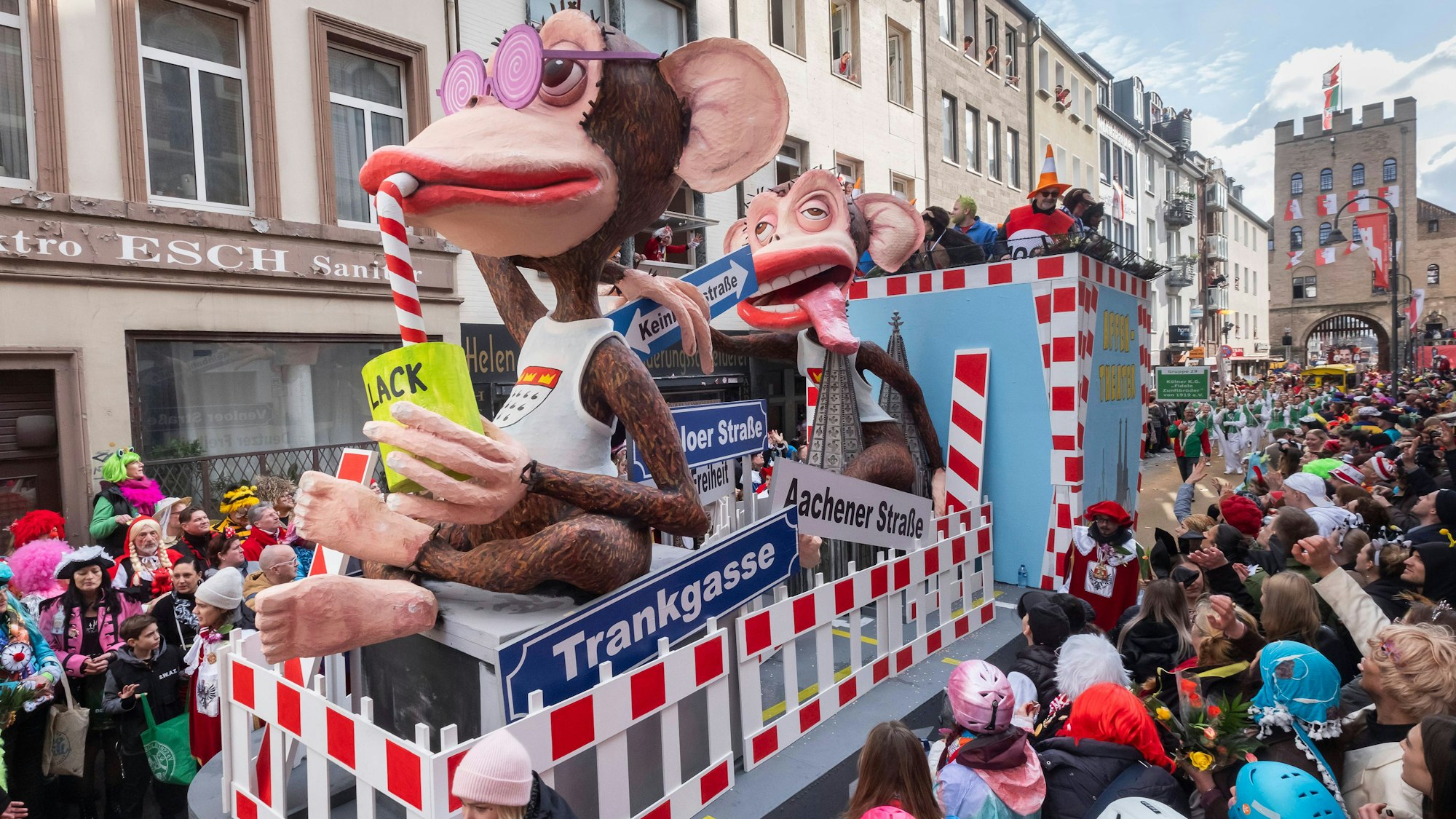 Wer sich in Köln fortbewegt, mag sich manchmal die Frage stellen, ob das Verkehrsdezernat eigentlich ein Affenhaus ist. Das zumindest behaupten die Macher dieses Wagens und greifen damit das anhaltende Verkehrs- und Baustellenchaos in der Stadt auf.