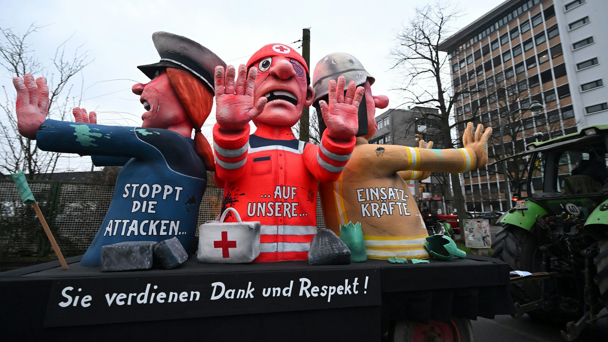 Persiflagewagen beim Rosenmontagszug 2024 in Düsseldorf: Aufruf zum Schutz von Rettungskräften, die in der jüngeren Vergangenheit vermehrt angegriffen wurden.