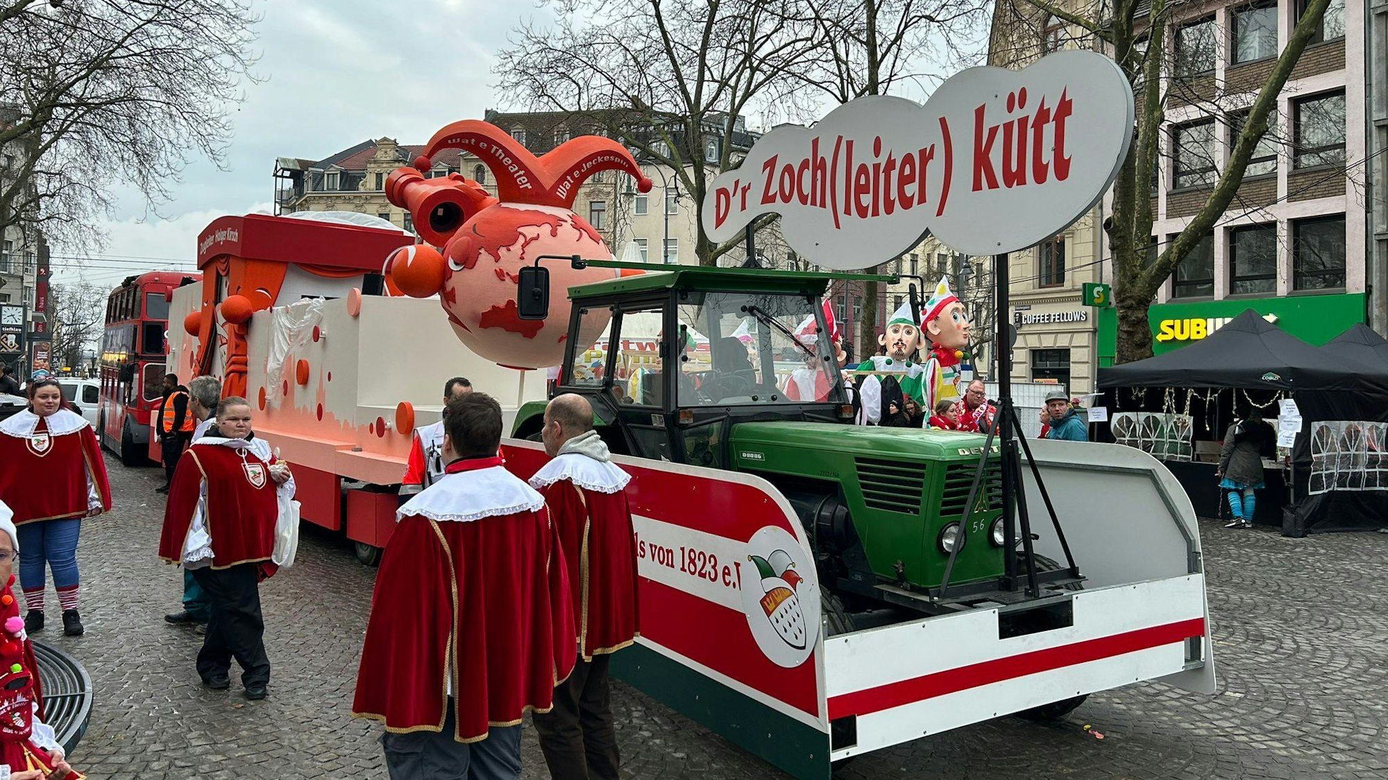 Ein Wagen aus dem Rosenmontagszug in Köln wird in die Aufstellung gefahren.