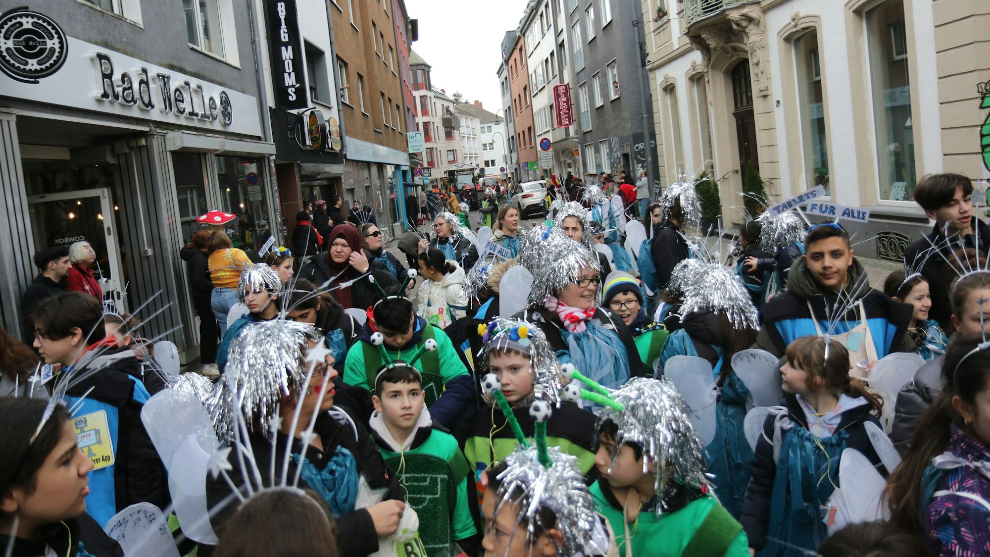 Karneval in Köln-Mülheim: Silber-glitzernd zog diese Gruppe aus jungen Jecken über die Buchheimer Straße.