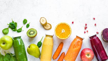 Vier verschiedene Obst- und Gemüsesäfte