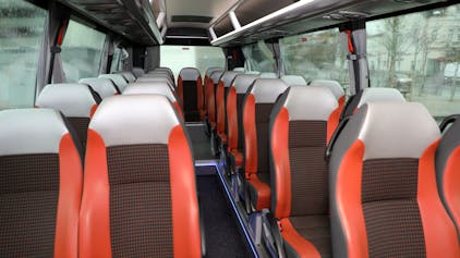 Innenansicht des Bergischen Wanderbusses: Bequeme Sitze mit Sicherheitsgurten, große Fenster.