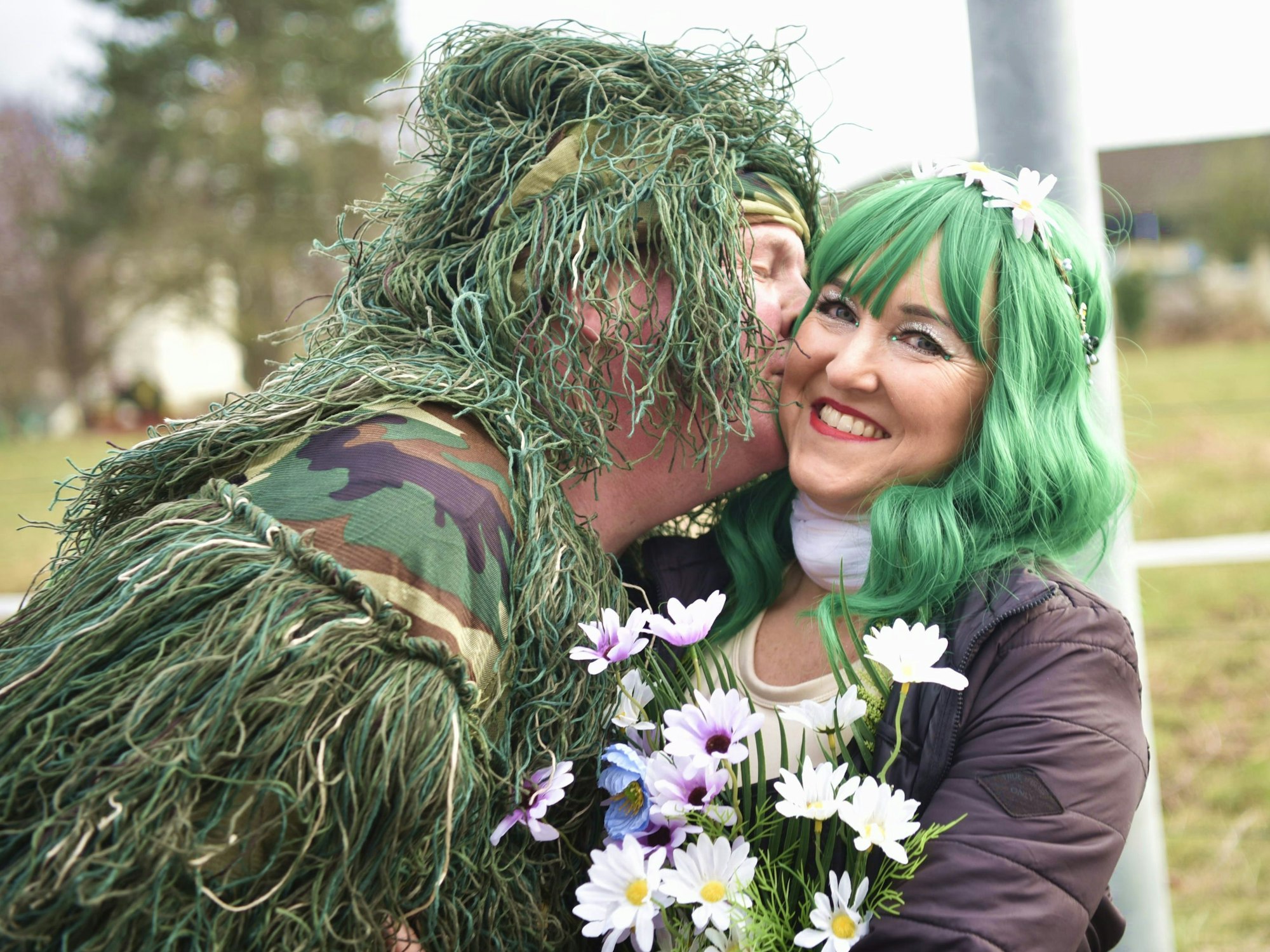 Komposthaufen küsst Blumenwiese: Simon und Julia Wilden waren raderdoll dabei.
