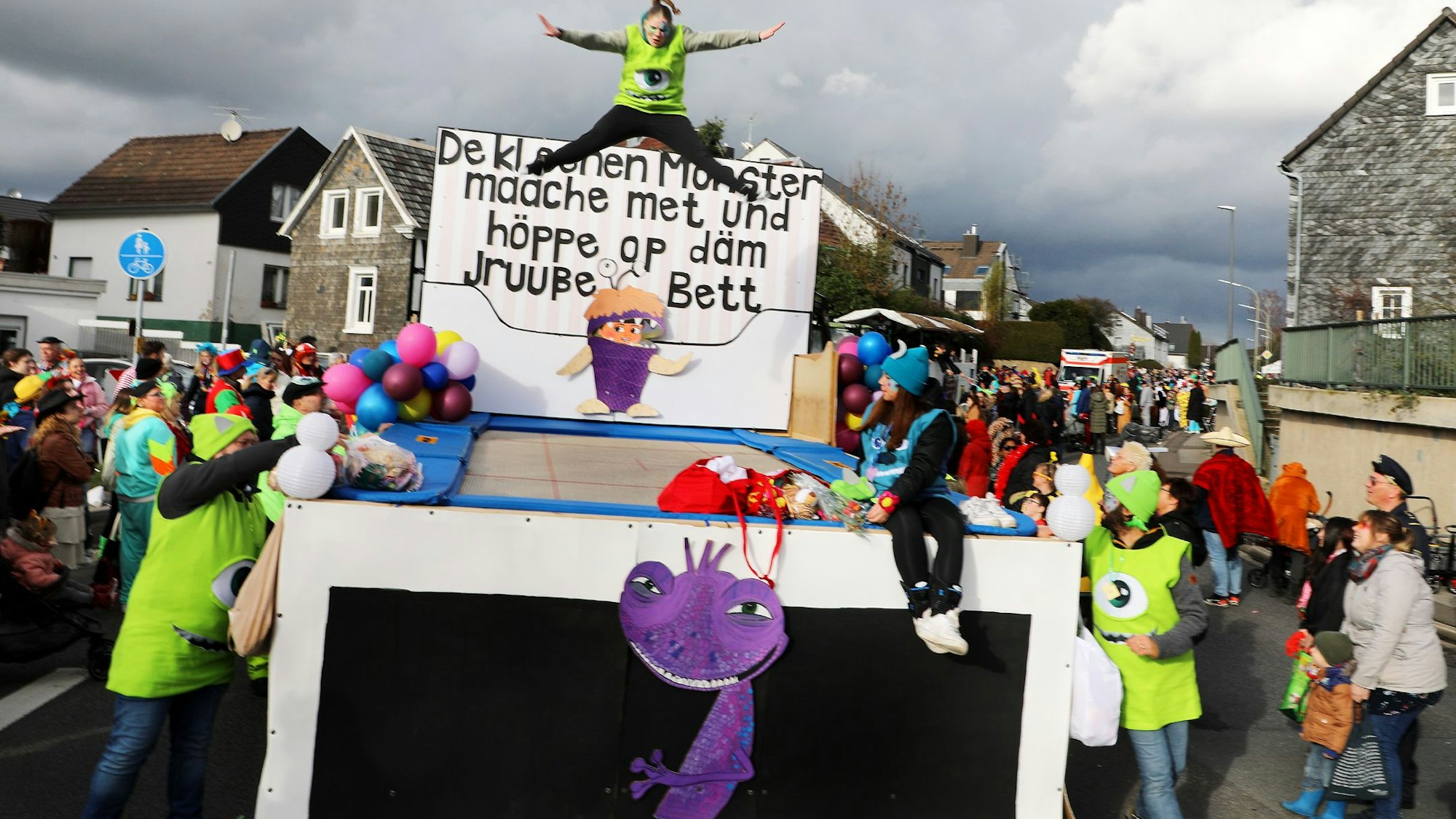 Auf einem rollenden Trampolin springt eine kostümierte Jugendliche.