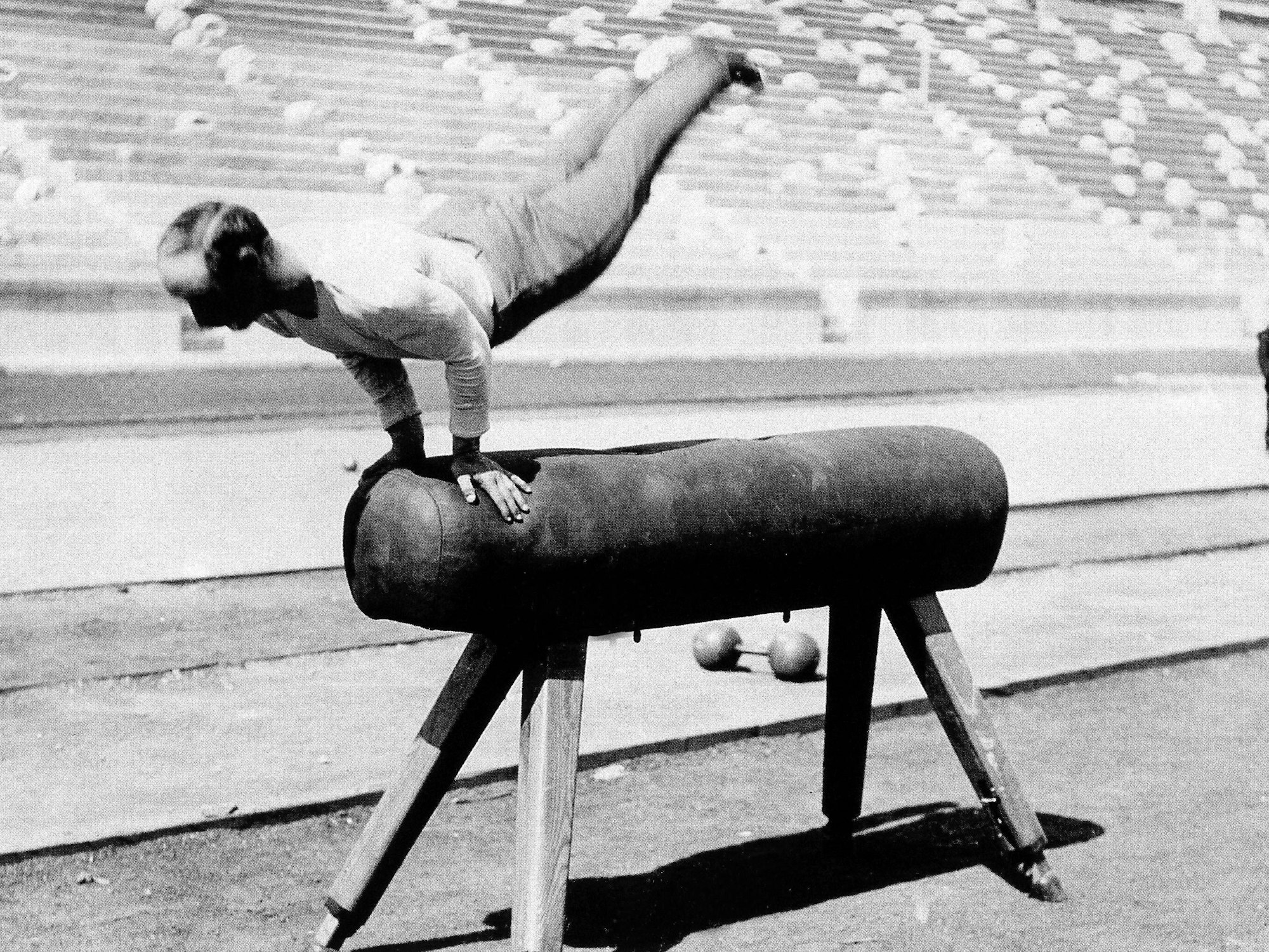 Carl Schuhmann springt bei Olympia 1896 über das Pauschenpferd