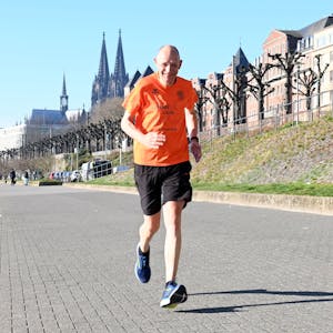 Peter Berger zeigt seine Laufstrecken, hier am Rheinufer, Höhe Bastei.