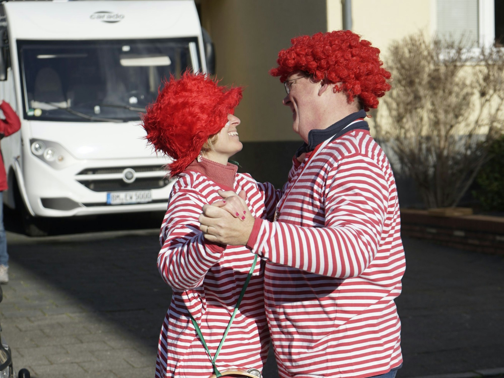 Ein jeckes Paar tanzt am Straßenrand in Sindorf.