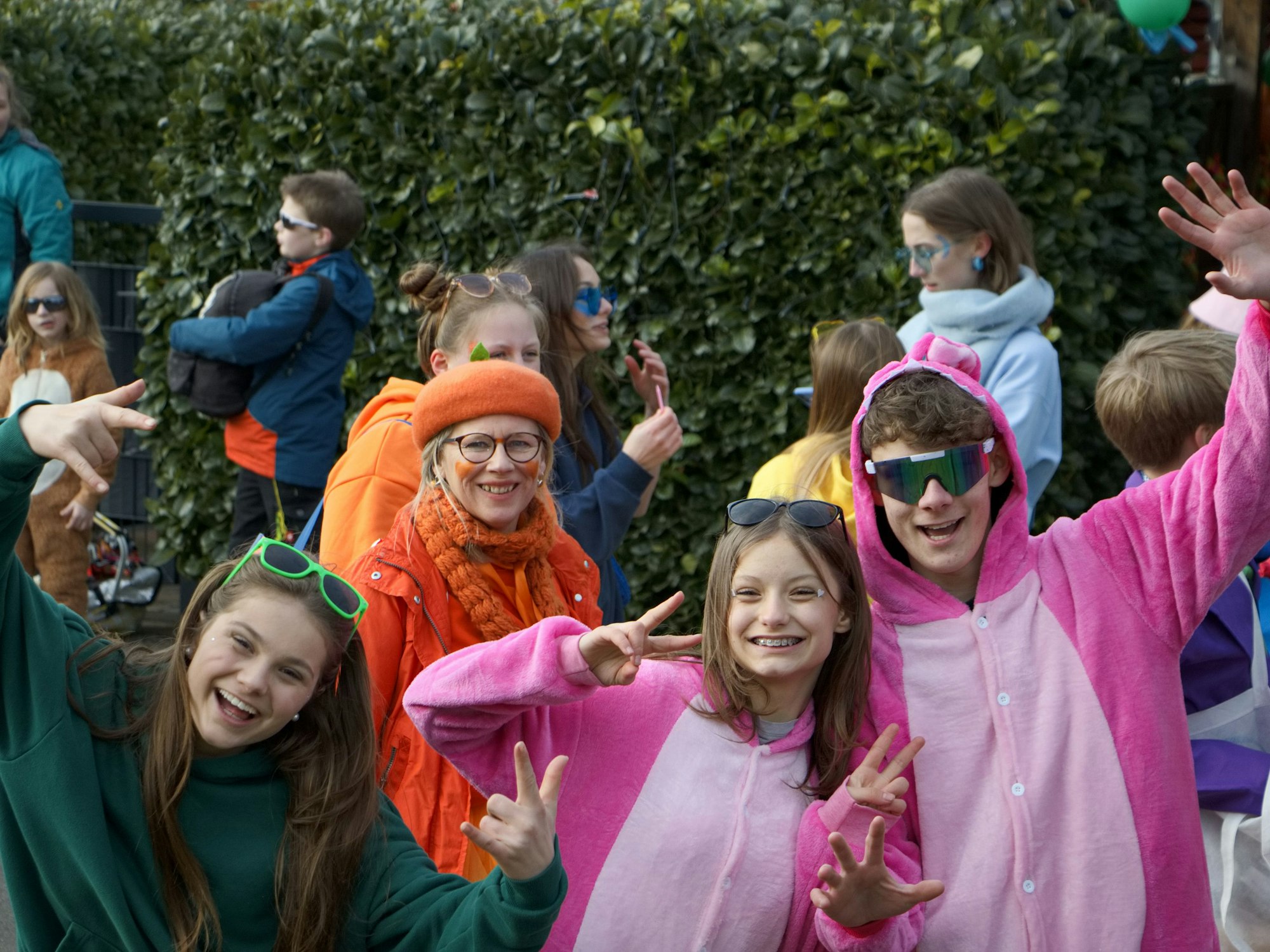 In Harzheim ist auch die Jugend voll dabei, wenn es um Karneval geht. Unter dem Motto „Die Welt ist bunt“ haben sich diese Jecken in herrlich farbige Kostüme gesteckt.