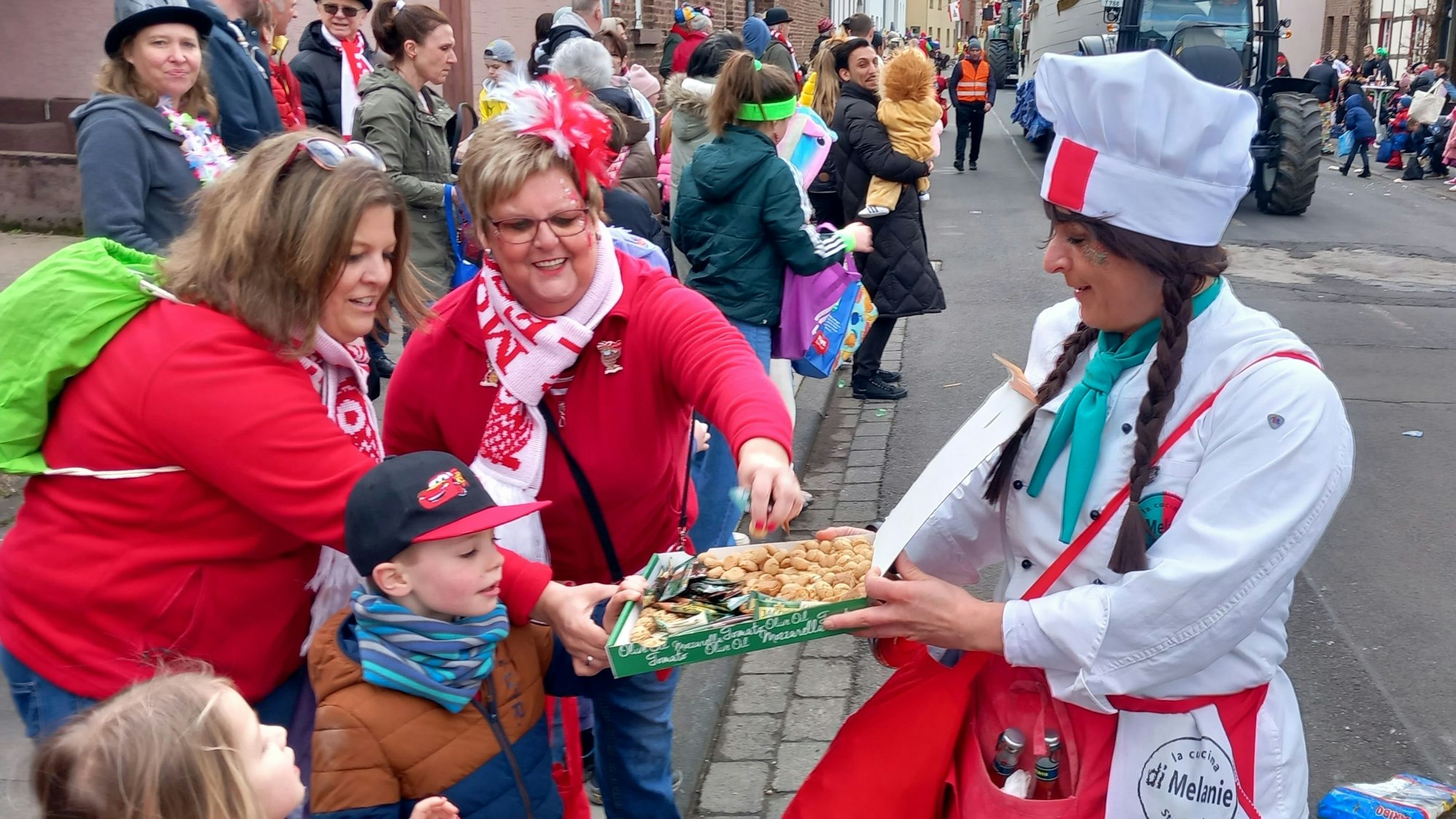 Igelgruppe aus Straßfeld: Melanie Heck verteilt im Pizzakarton Süßes.