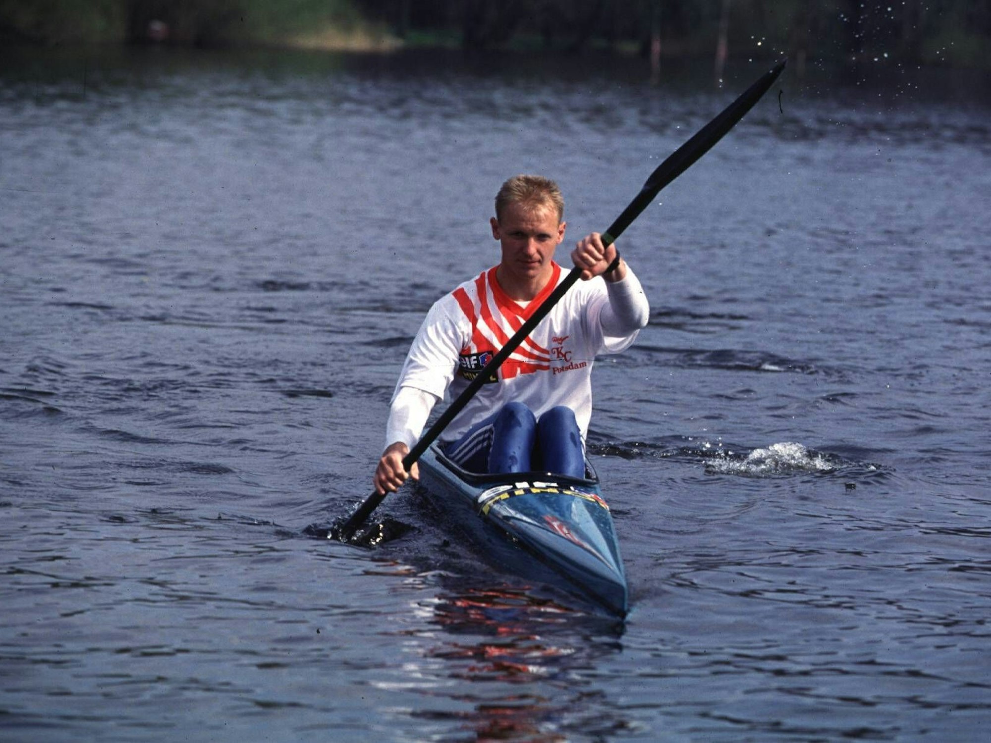 Kay Bluhm in seinem Kanu beim Training