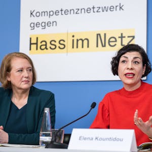Lisa Paus und Elena Kountidou sitzen an einem Tisch, vor ihnen stehen Namensschilder und Mikrofone auf dem Tisch. Im Hintergrund die Aufschrift "gegen Hass im Netz".&nbsp;