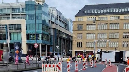 Am Samstag war die Zufahrt zur Apostelnstraße vom Neumarkt an gesperrt.