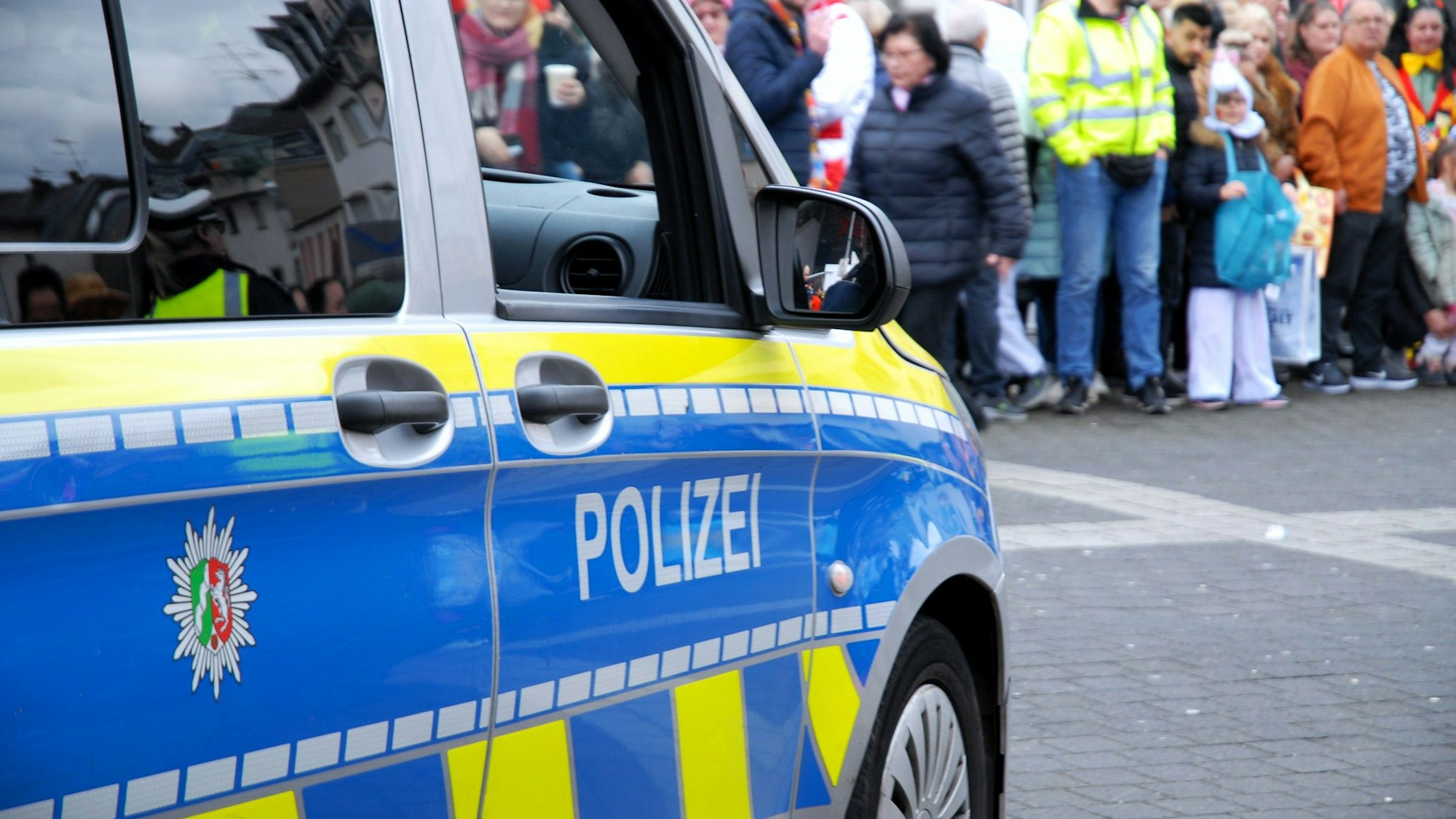 Zu sehen ist ein Polizeifahrzeug bei dem Karnevalszug in Brühl.