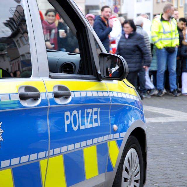 Zu sehen ist ein Polizeifahrzeug bei dem Karnevalszug in Brühl.
