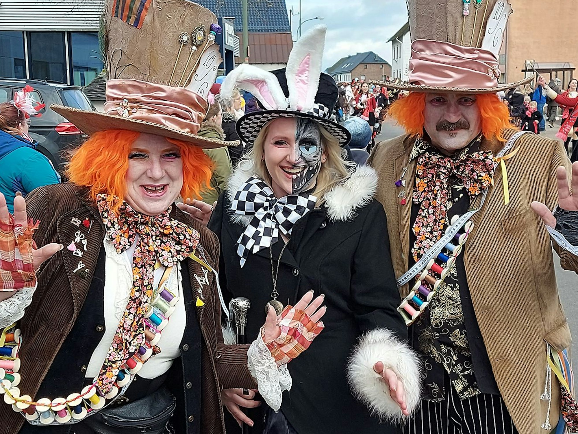 Gerry, Annika und Jörn (von links) aus Freilingen und Ripsdorf waren drei verrückte Hutmacher aus Alice im Wunderland.