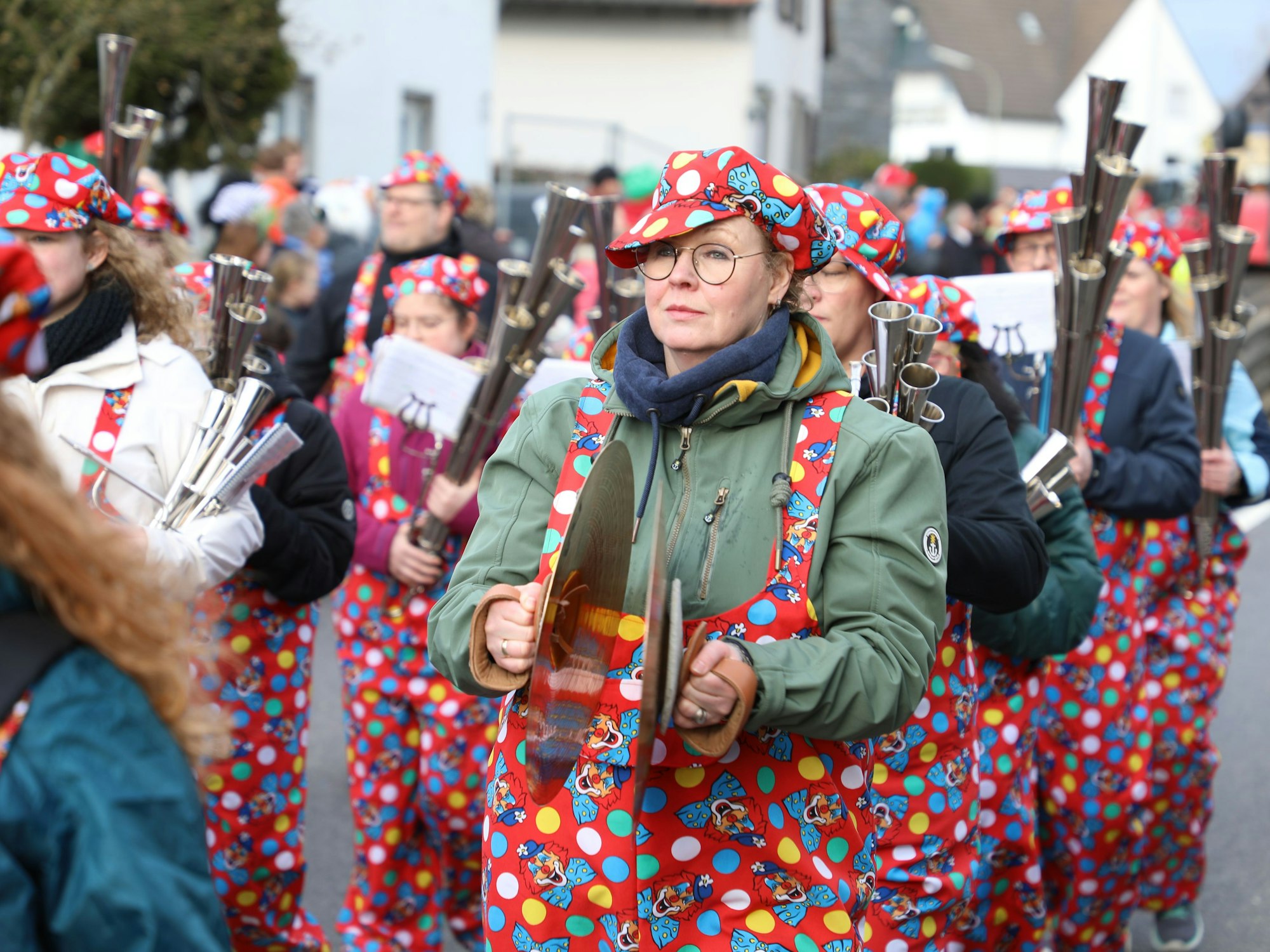 Musiker marschieren im Karnevalszug von Blecher mit.