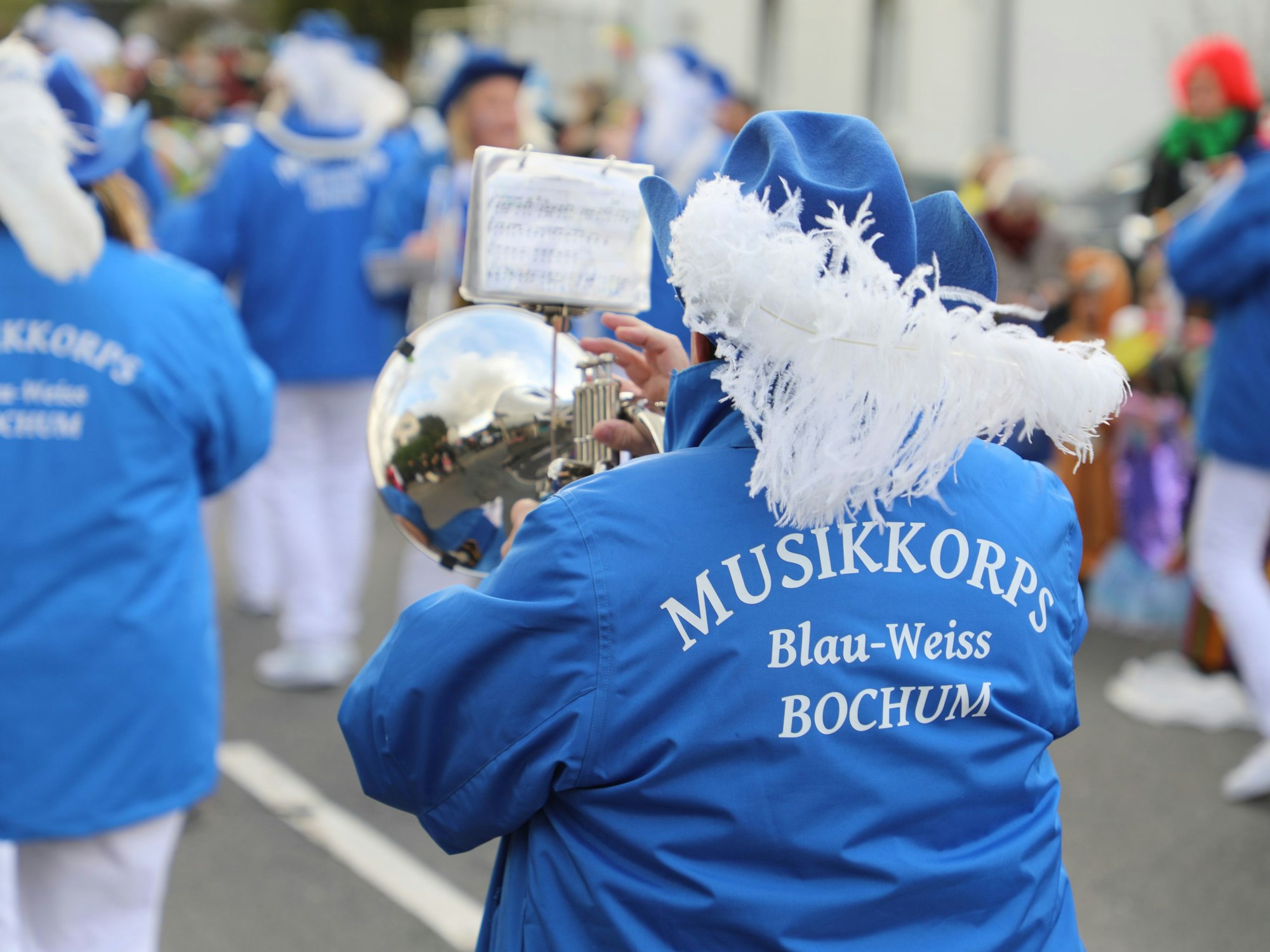 Musiker marschieren im Karnevalszug in Blecher mit.