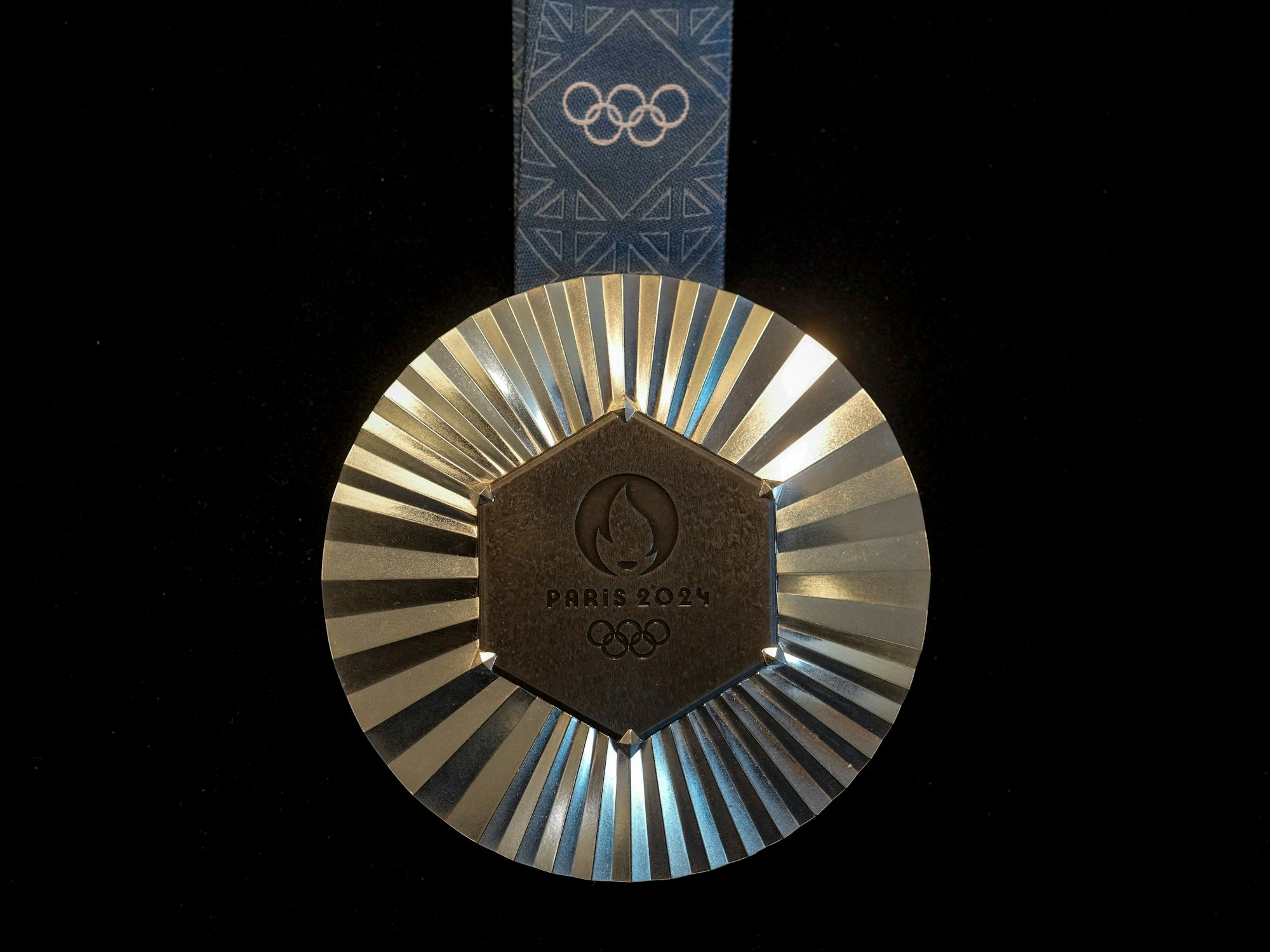Die olympische Goldmedaille für 2024 mit einem Stück Eisen vom Eiffelturm.