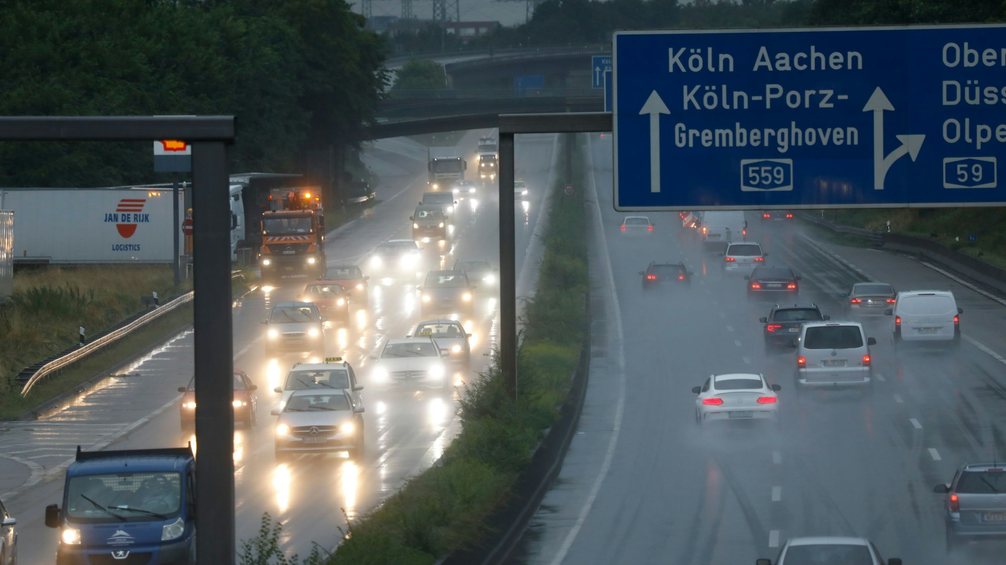 Symbolbild von der Autobahn A559 in Köln.