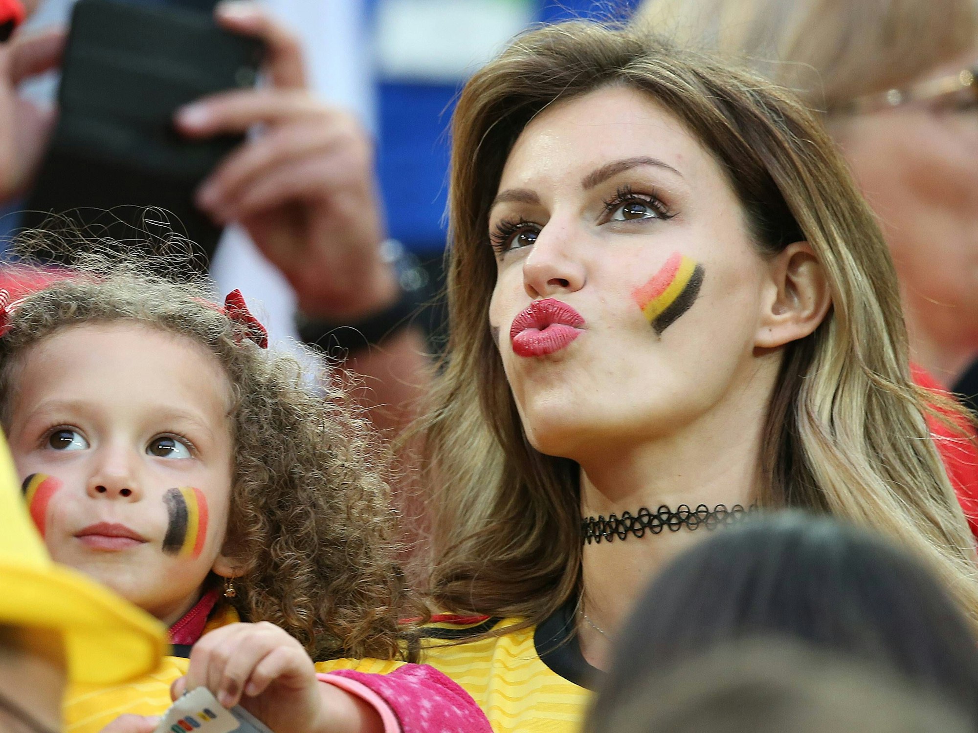 Rafaella Szabo und ihre Tocher auf der Tribüne bei der Fußball-WM 2018.
