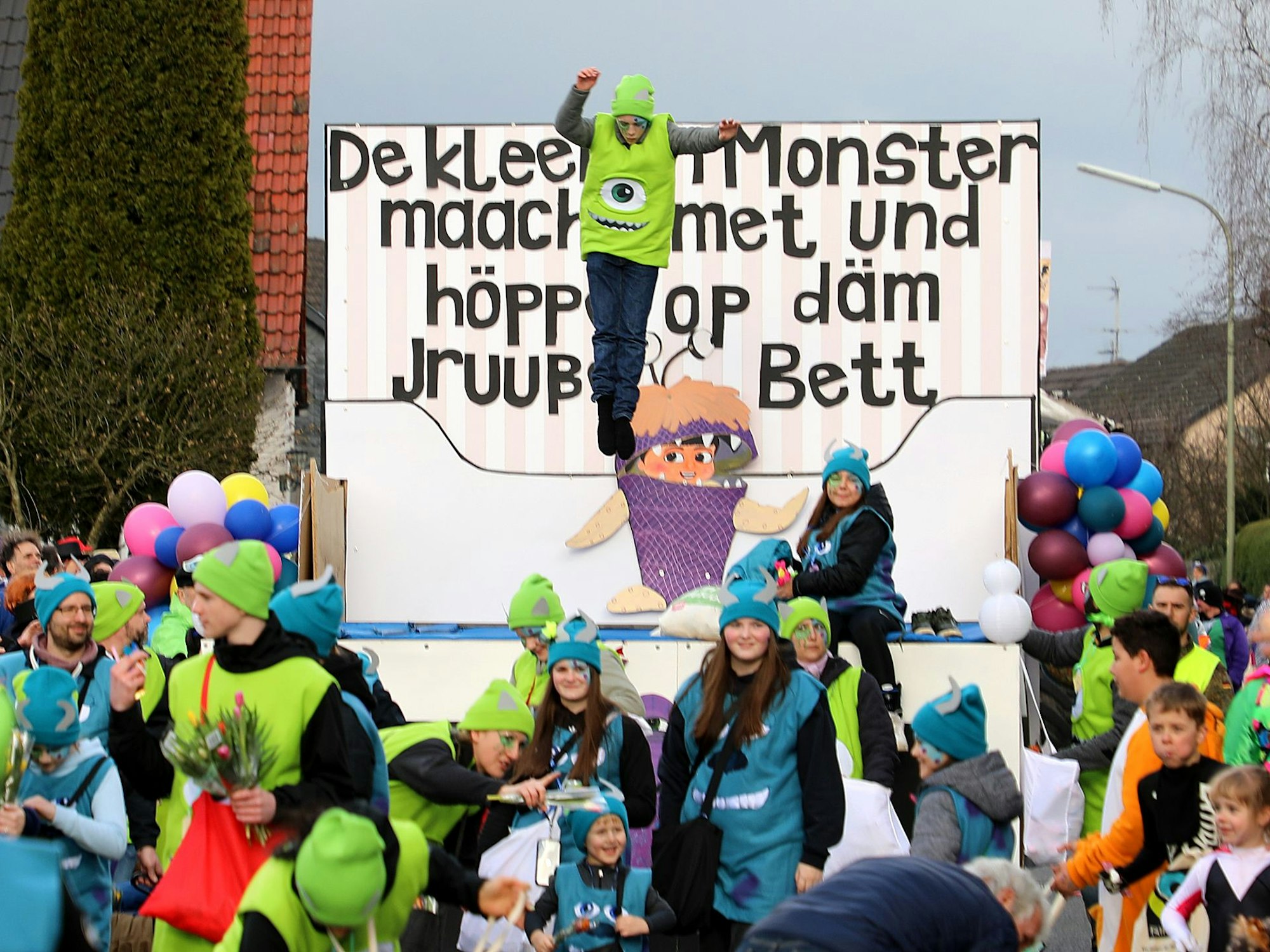 Trampolinspringer des TV Blecher springen auf einem Trampolin im Karnevalszug.