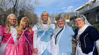 „Prinzessinnen“ beim Karnevalszug in Junkersdorf.