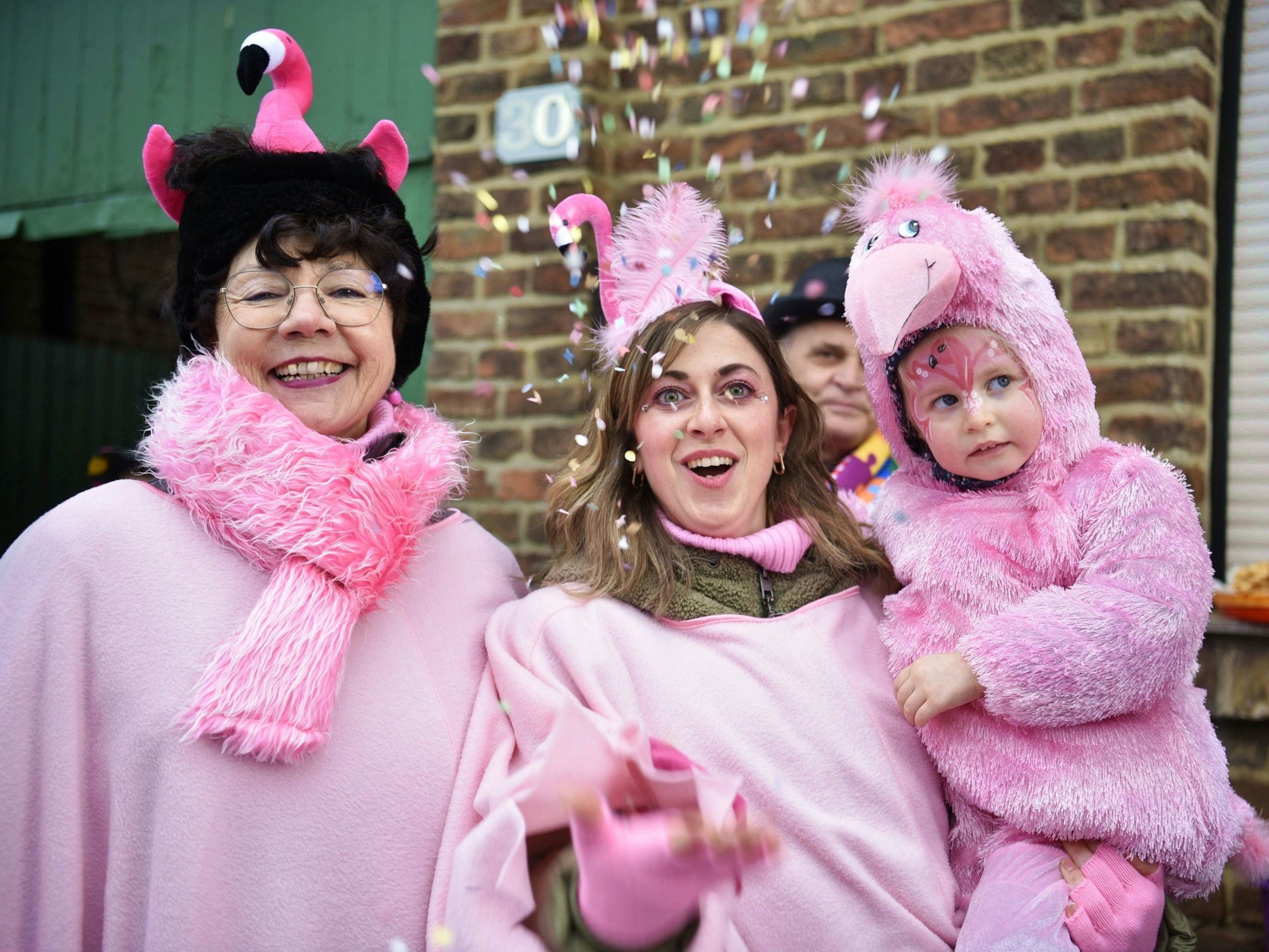 Drei Generationen, ein Kostüm: Alice (Oma), Vanessa (Mama) und Clara kamen als Flamingos zum Zoch.
