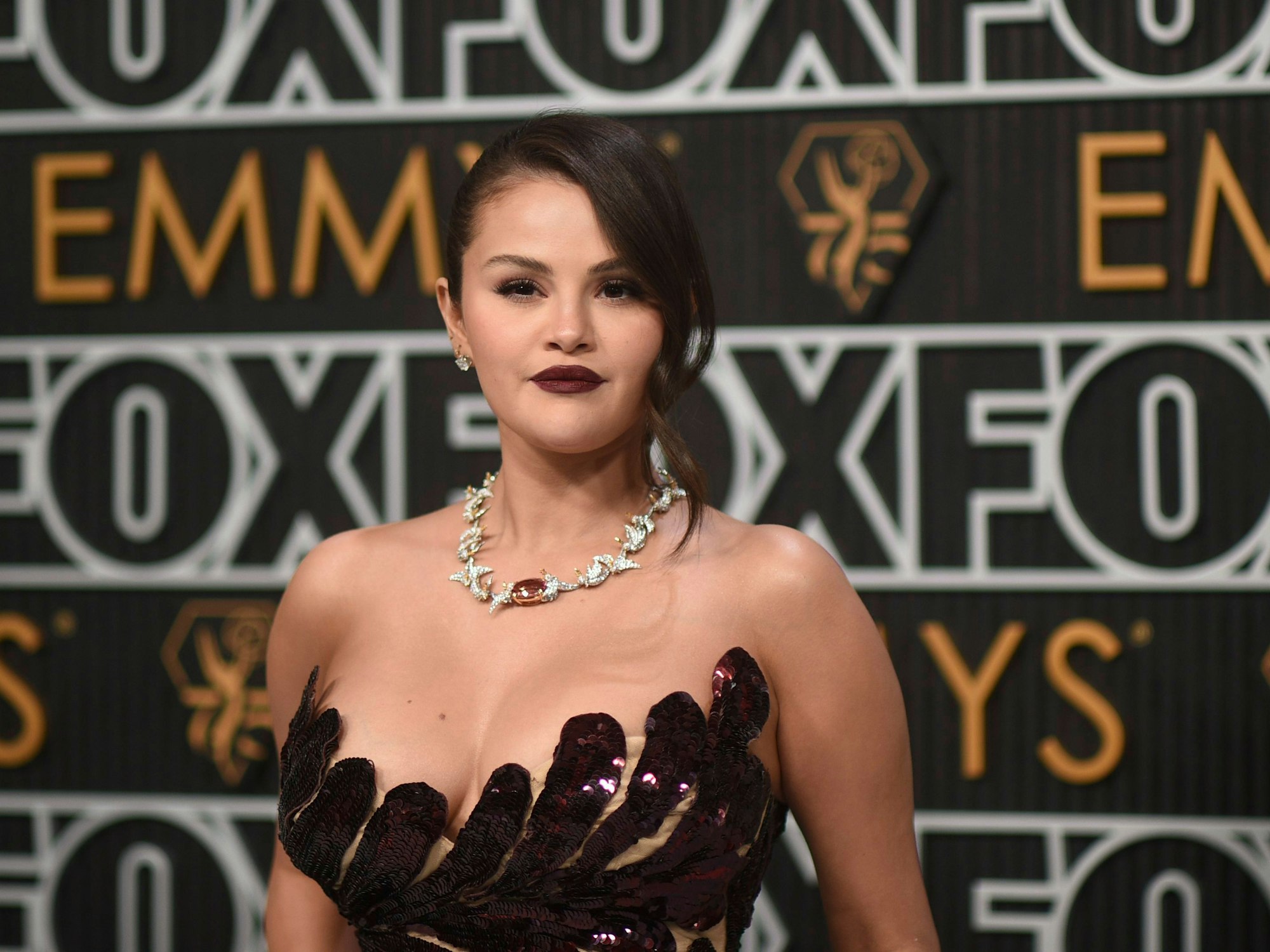 Selena Gomez kommt Mitte Januar zur Verleihung der 75. Primetime Emmy Awards im Peacock Theater in Los Angeles.