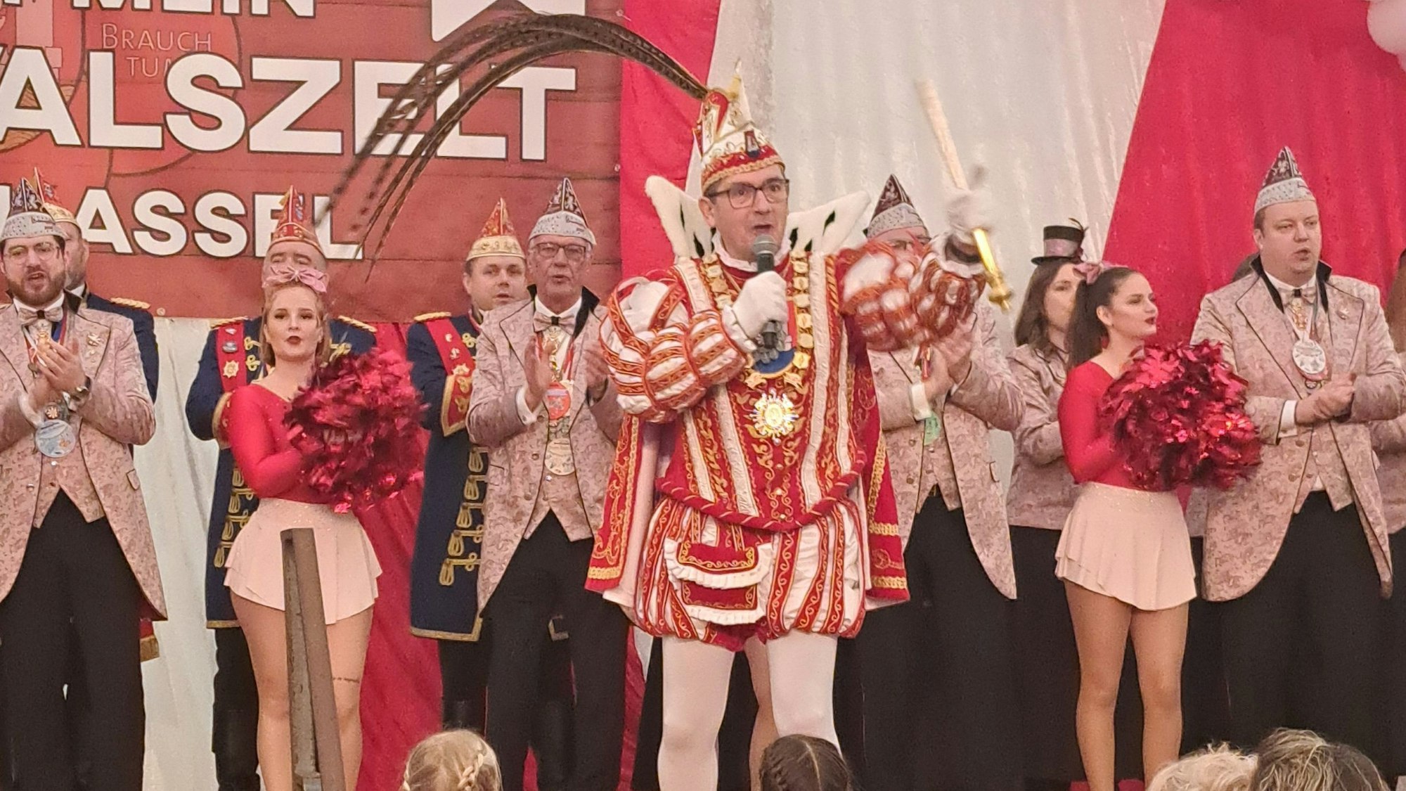 Markus I., Prinz in Niederkassel-Rheidt, singt im Festzelt auf dem Niederkasseler Rathausplatz im Prinzenornat seinen Sessionshit "Für et Dörp".