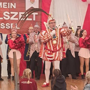Markus I., Prinz in Niederkassel-Rheidt, singt im Festzelt auf dem Niederkasseler Rathausplatz im Prinzenornat seinen Sessionshit "Für et Dörp".