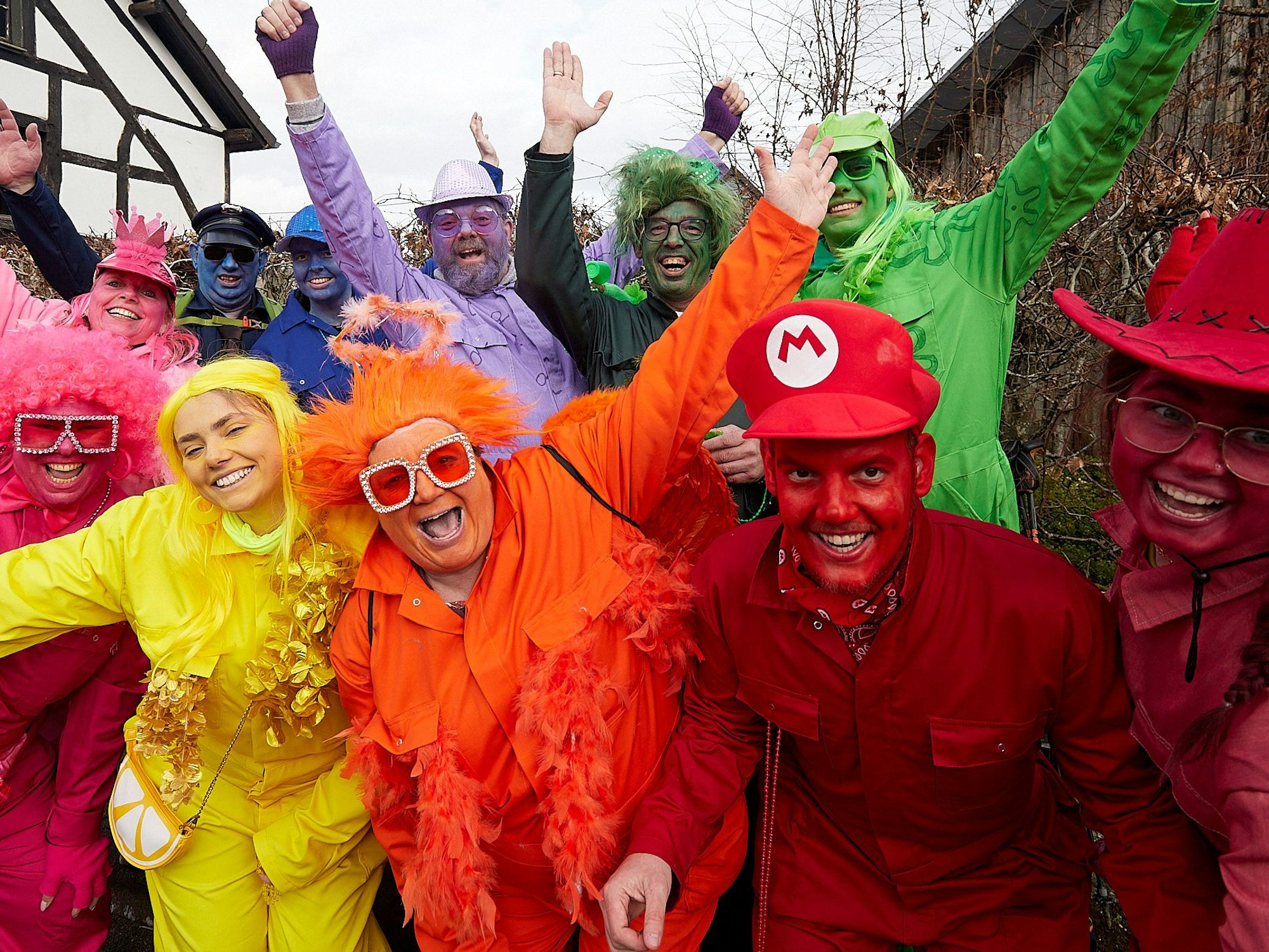 Bunt kostümierte Karnevalisten aus Belgien sind in Hecken zu Gast.