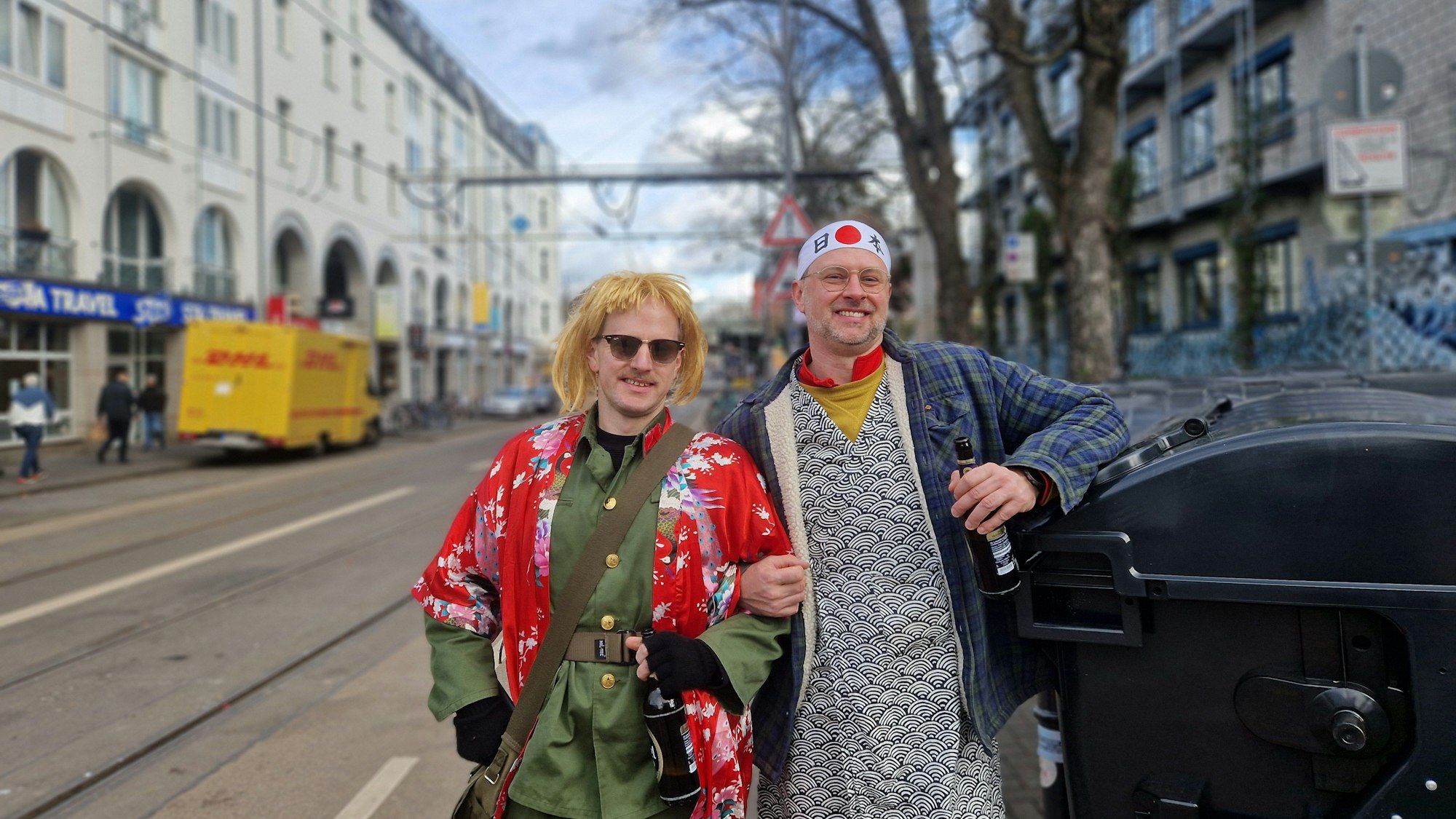 Zwei verkleidete Männer stehen auf einer Straße.