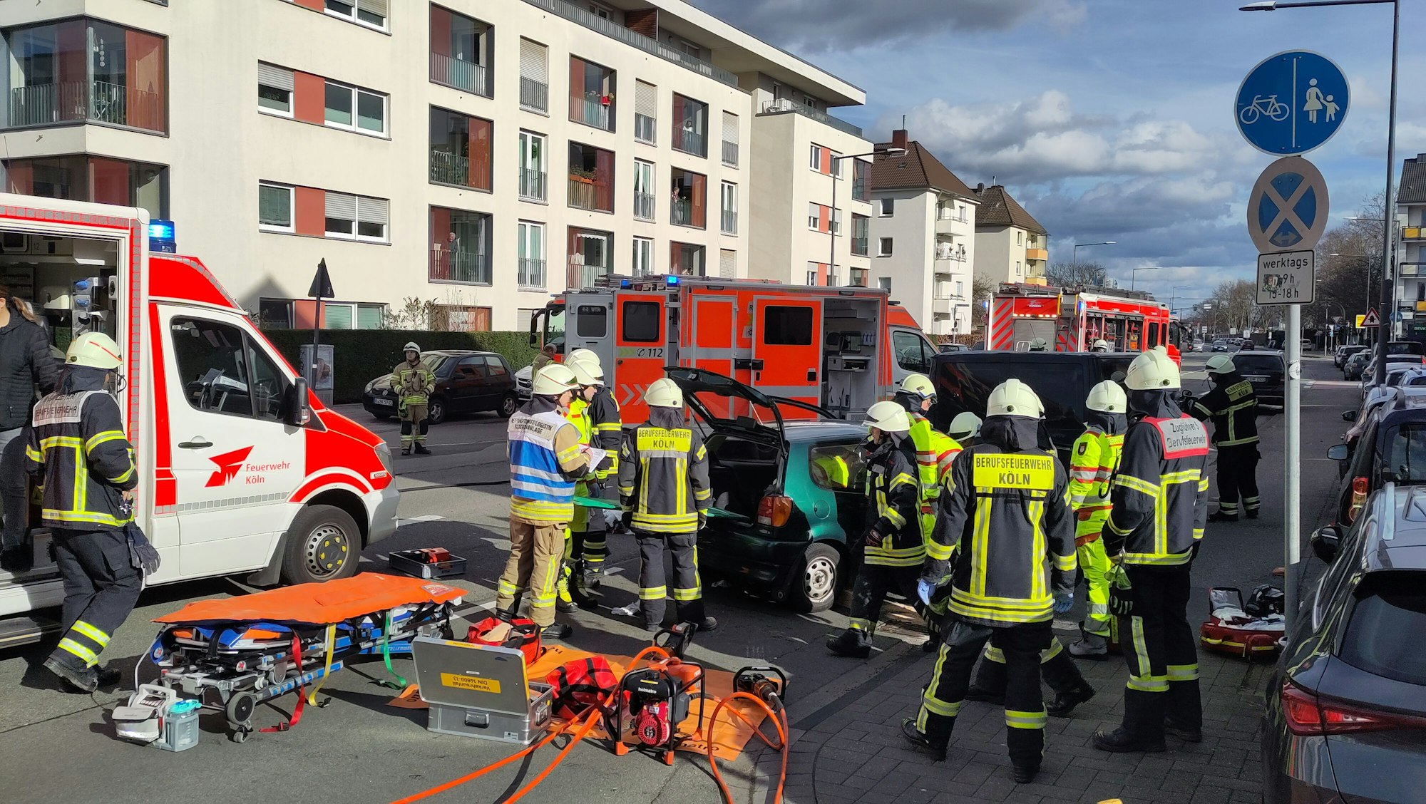 Feuerwehr und Rettungsdienst stehen auf der Straße nach einem Auffahrunfall auf der Friedrich-Karl-Str. in Niehl.