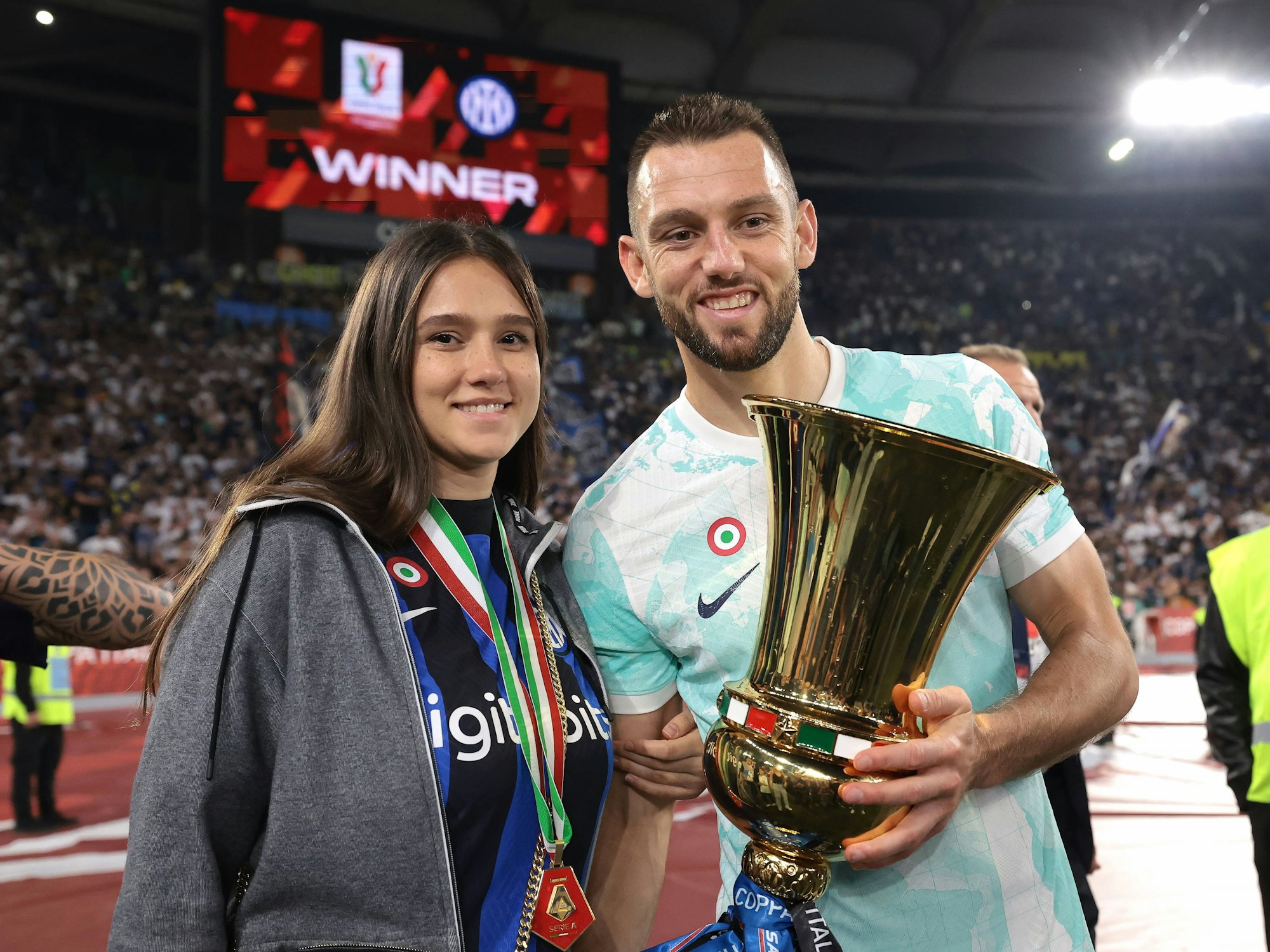 Stefan de Vrij mit dem italienischen Pokal in der Hand neben seiner Freundin Doina Turcanu.