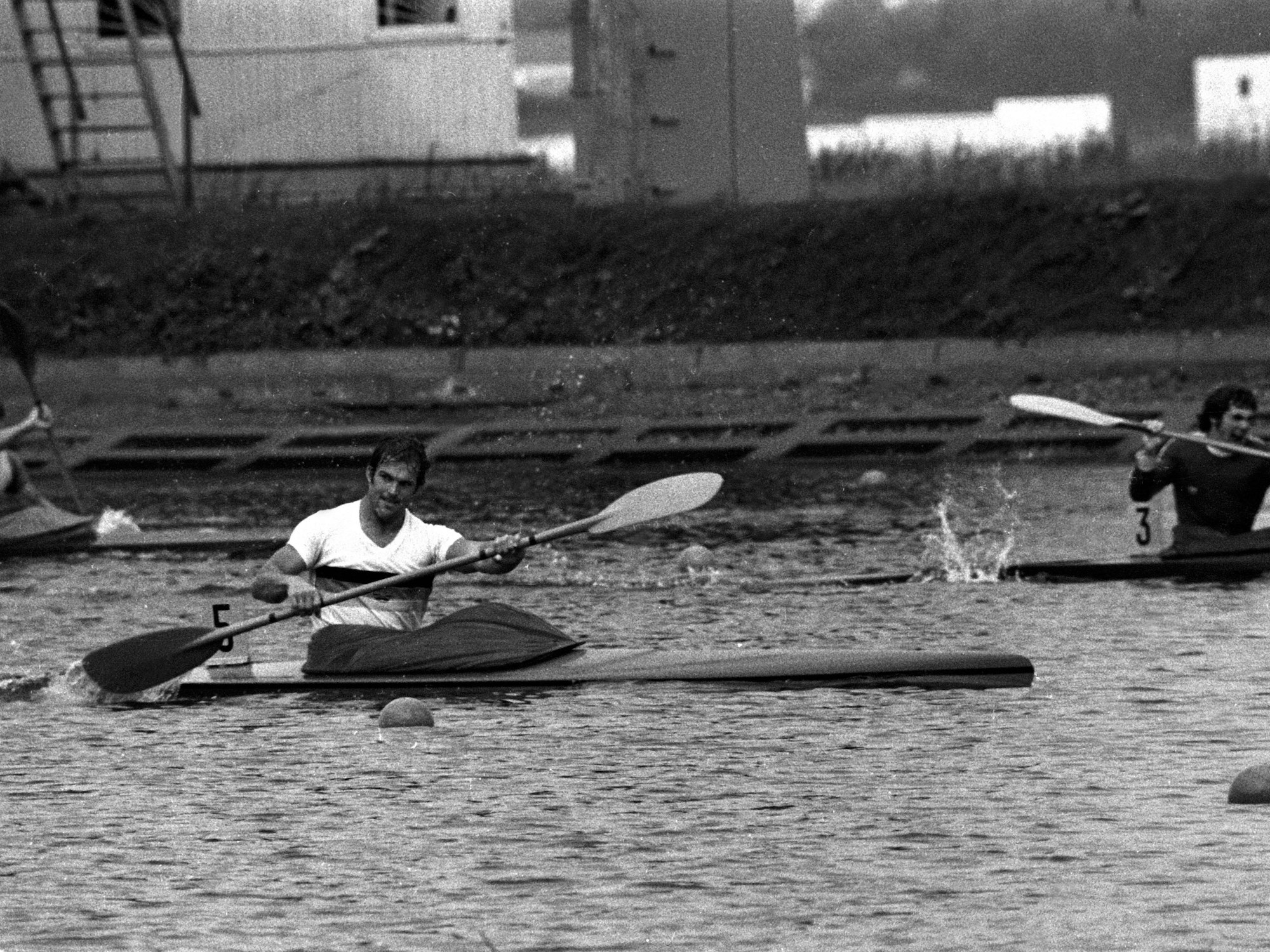 Rüdiger Helm paddelt bei den Olympischen Spielen 1980 in Moskau zum Sieg.