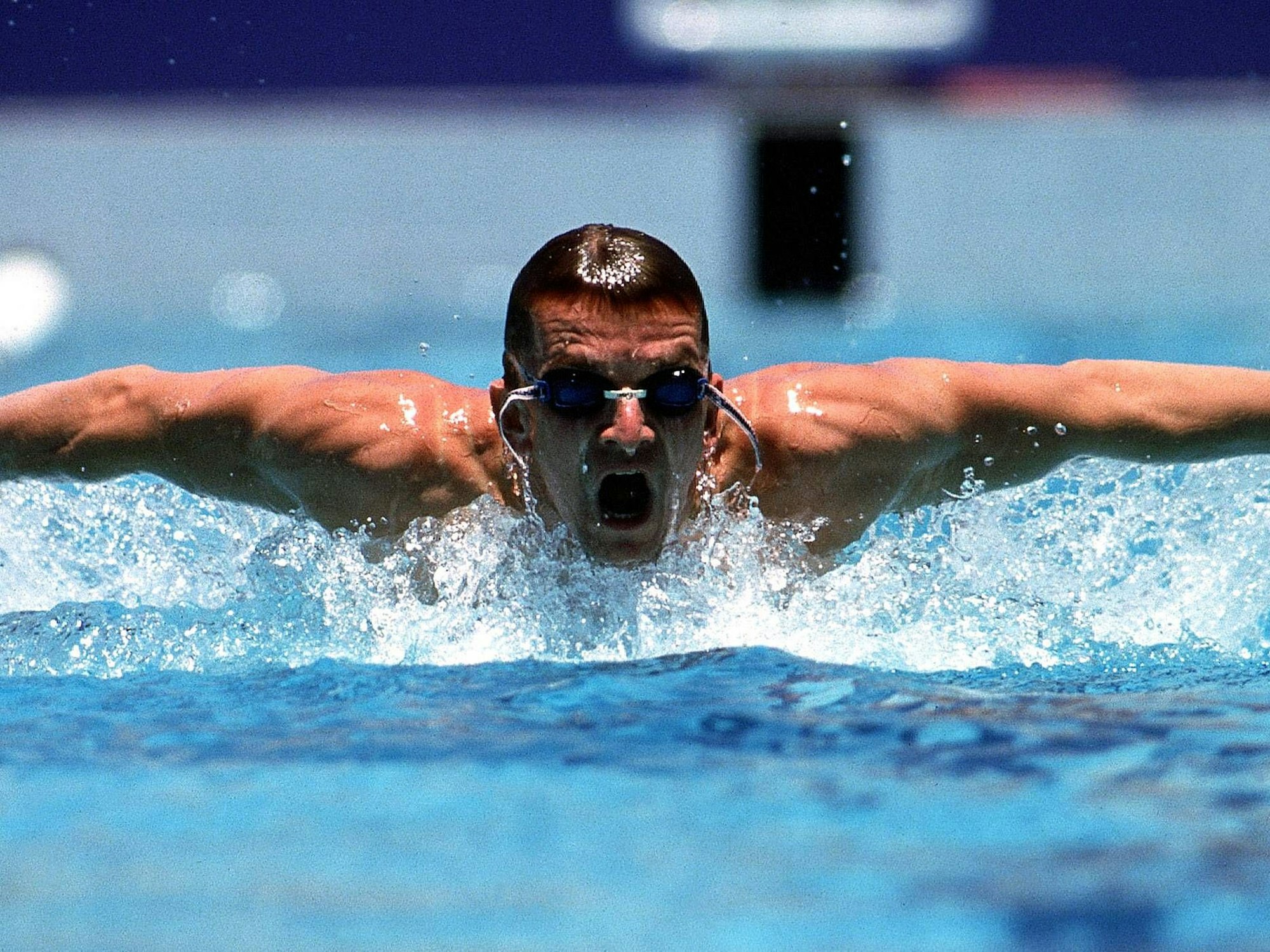 Michael Groß schwimmt bei seinem Olympiasieg 1984 im Schmetterling-Stil