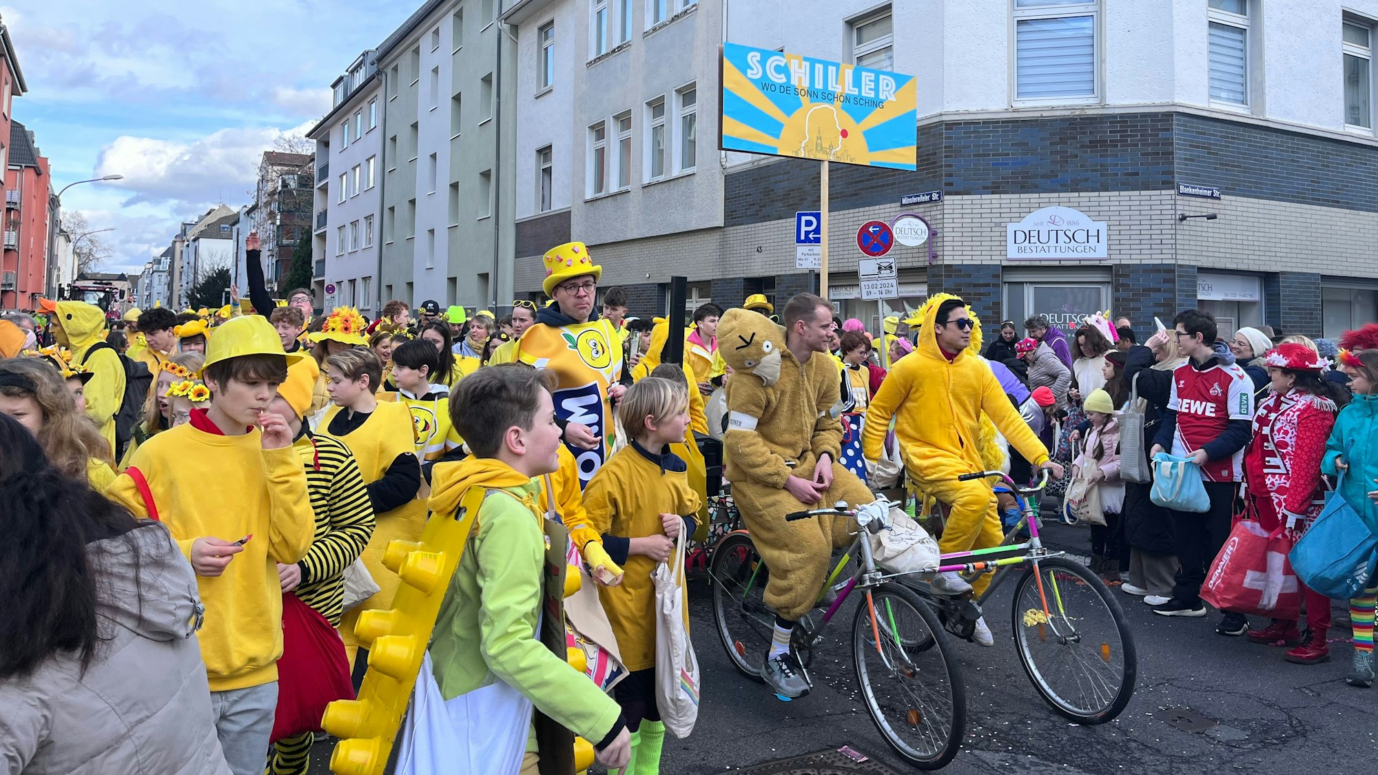 Mit 600 Teilnehmenden ist das Schiller Gymnasium in gelben Kostümen die größte Gruppe.