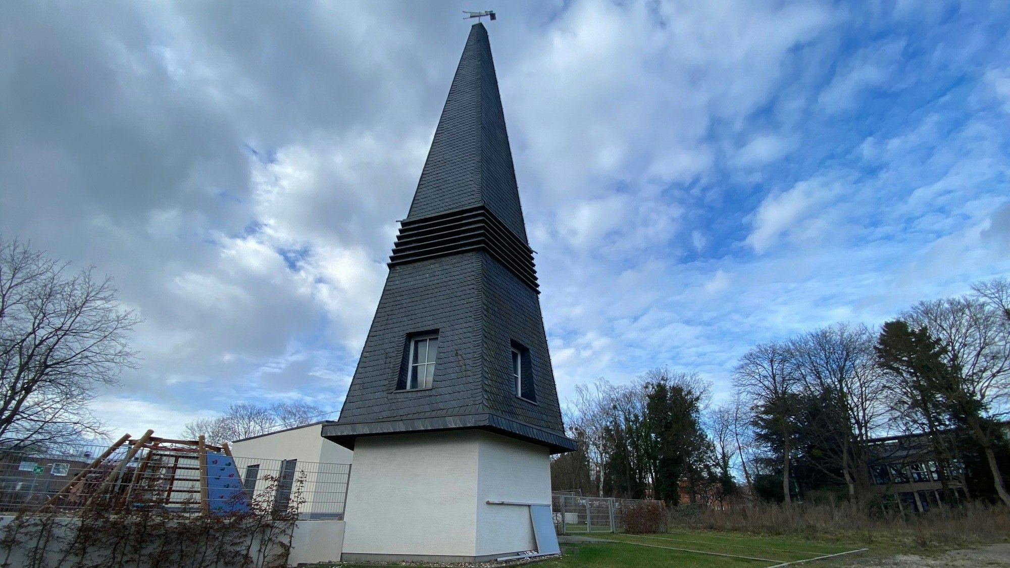 Zu sehen ist der Glockenturm der einstigen Johanneskirche.