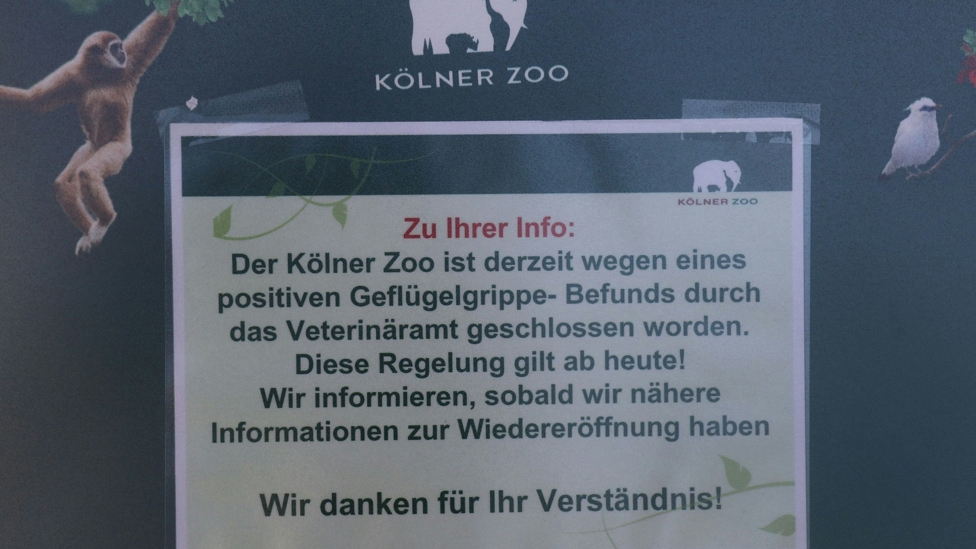 Der Zoo informiert auf einem Hinweisschild.