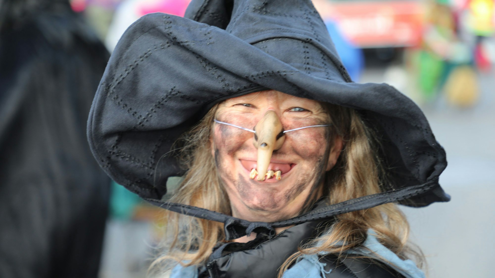 Eine Hexe der Gruppe „De Knüppelschers“ grinst.