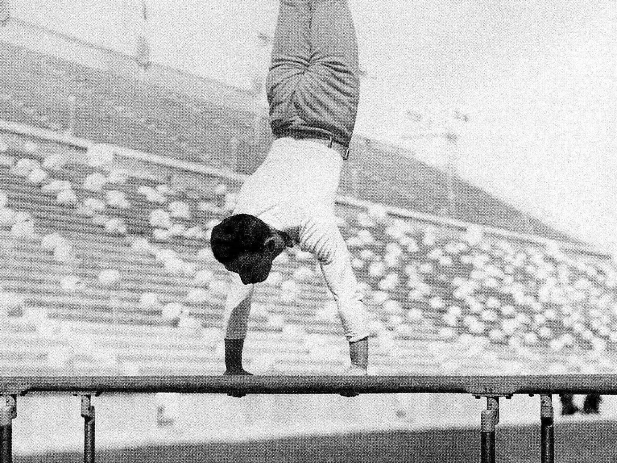 Alfred Flatow turnt 1896 bei den olympischen Spielen am Barren