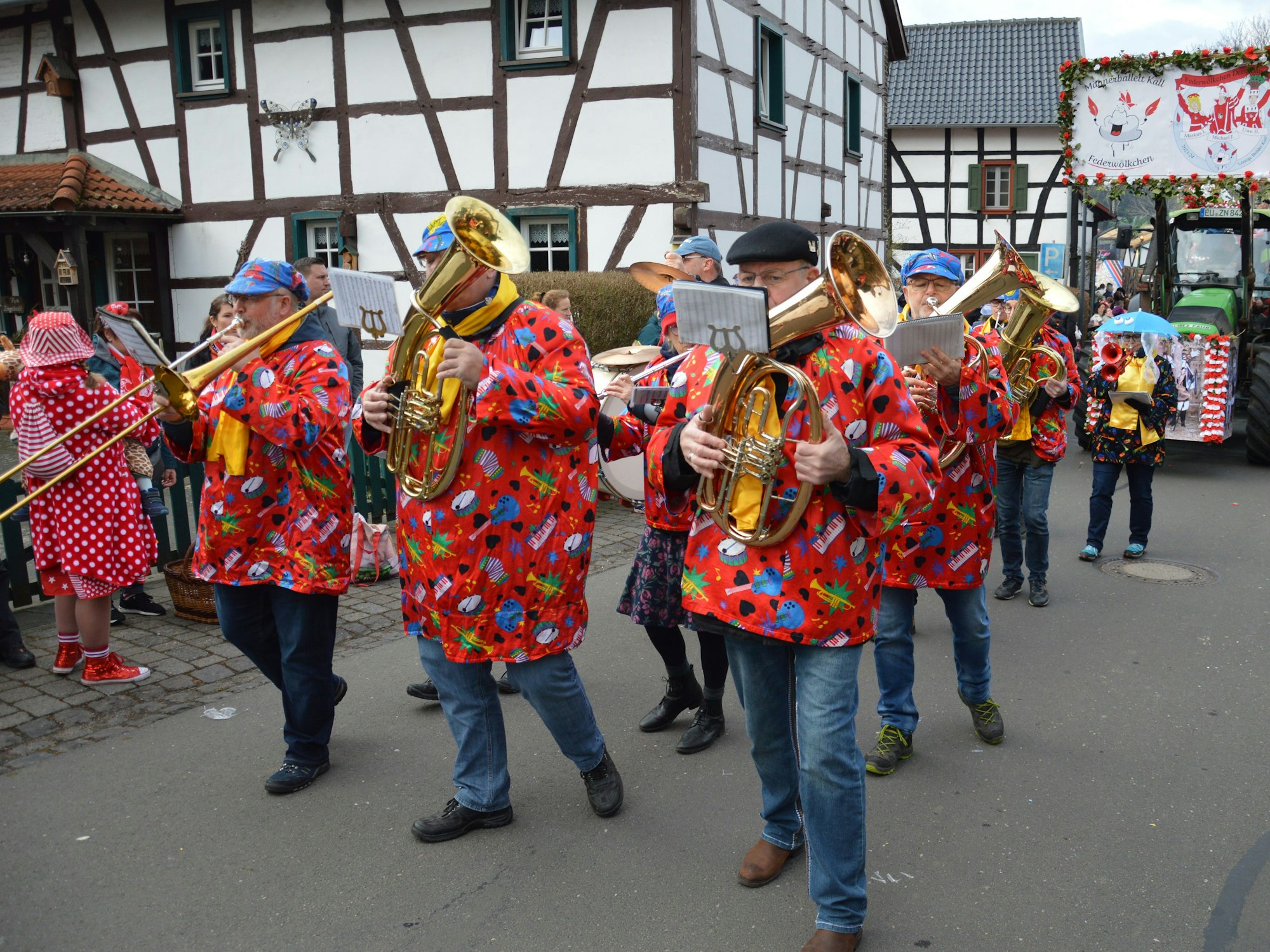 Kölsche Tön und Karnevalslieder spielte die Musikkapelle Kall.